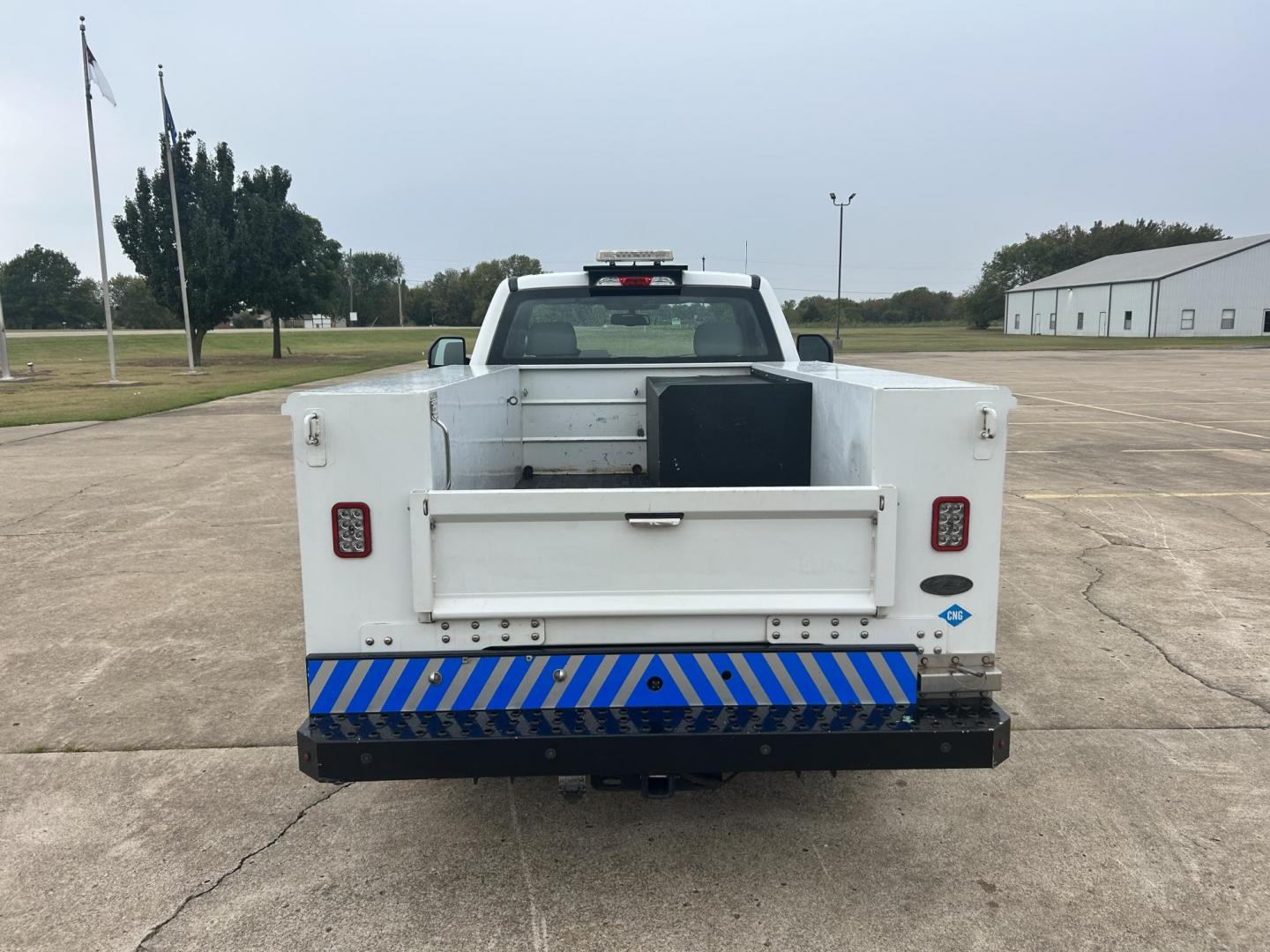 2017 White /Gray Ford F-250 SD XL 2WD (1FDBF2A65HE) with an 6.2L V8 OHV 16V engine, 6A transmission, located at 17760 Hwy 62, Morris, OK, 74445, (918) 733-4887, 35.609104, -95.877060 - 2017 FORD F250 TOOL BED SD 2WD WITH 6.2L V8 ENIGINE. THIS FEATURES KEYLESS ENTRY, POWER LOCKS, POWER WINDOWS,POWER MIRRORS, CLOTH INTERIOR, MANUAL SEATS, AM/FM RADIO, AUX PORT, TRACTION CONTROL, TOOL BED AND TRAILER HITCH. TIRES 245/75R17 AND ONLY 155,006 MILES. THIS IS A BI-FUEL SYSTEM THAT RUNS ON - Photo#5