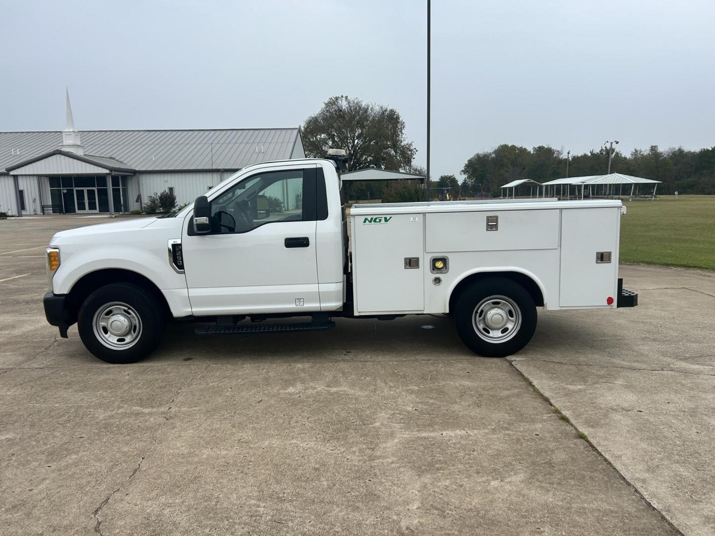 2017 White /Gray Ford F-250 SD XL 2WD (1FDBF2A65HE) with an 6.2L V8 OHV 16V engine, 6A transmission, located at 17760 Hwy 62, Morris, OK, 74445, (918) 733-4887, 35.609104, -95.877060 - 2017 FORD F250 TOOL BED SD 2WD WITH 6.2L V8 ENIGINE. THIS FEATURES KEYLESS ENTRY, POWER LOCKS, POWER WINDOWS,POWER MIRRORS, CLOTH INTERIOR, MANUAL SEATS, AM/FM RADIO, AUX PORT, TRACTION CONTROL, TOOL BED AND TRAILER HITCH. TIRES 245/75R17 AND ONLY 155,006 MILES. THIS IS A BI-FUEL SYSTEM THAT RUNS ON - Photo#7