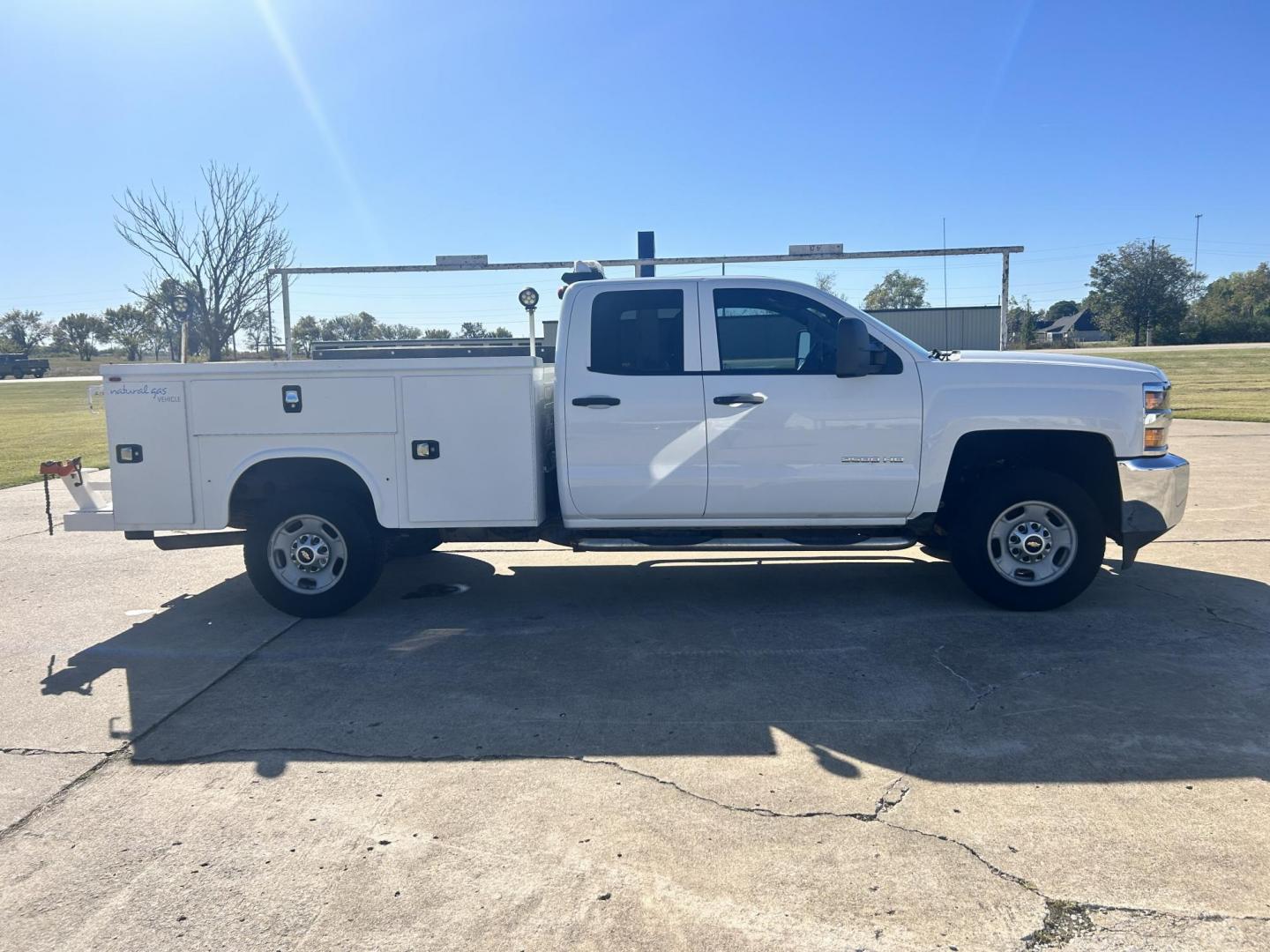 2017 White /Gray Chevrolet Silverado 2500HD Work Truck Double Cab 2WD (1GC2CUEGXHZ) with an 6.0L V8 OHV 16V FFV engine, 6A transmission, located at 17760 Hwy 62, Morris, OK, 74445, (918) 733-4887, 35.609104, -95.877060 - 2017 CHEVY SILVERADO 2500 HD 2WD BI-FUEL SYSTEM THAT RUNS ON CNG OR GASOLINE WITH 6.0L V8 ENIGINE. IT FEATURES POWER LOCKS, POWER WINDOWS, MANUAL SEATS, LEATHER INTERIOR, CRUSIE CONTROL, TRACTION CONTROL, TRAILER BRAKES, AM/FM RADIO, HANDS FREE CALLING, NO BACK SEAT HAS OPEN TOOL BOX, TOOL BED, AN - Photo#3