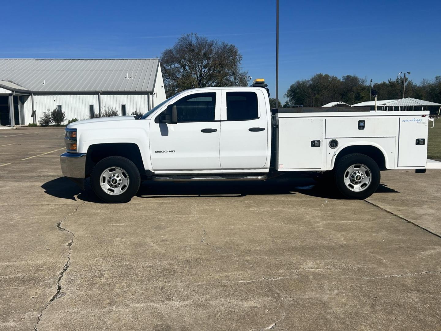 2017 White /Gray Chevrolet Silverado 2500HD Work Truck Double Cab 2WD (1GC2CUEGXHZ) with an 6.0L V8 OHV 16V FFV engine, 6A transmission, located at 17760 Hwy 62, Morris, OK, 74445, (918) 733-4887, 35.609104, -95.877060 - 2017 CHEVY SILVERADO 2500 HD 2WD BI-FUEL SYSTEM THAT RUNS ON CNG OR GASOLINE WITH 6.0L V8 ENIGINE. IT FEATURES POWER LOCKS, POWER WINDOWS, MANUAL SEATS, LEATHER INTERIOR, CRUSIE CONTROL, TRACTION CONTROL, TRAILER BRAKES, AM/FM RADIO, HANDS FREE CALLING, NO BACK SEAT HAS OPEN TOOL BOX, TOOL BED, AN - Photo#7