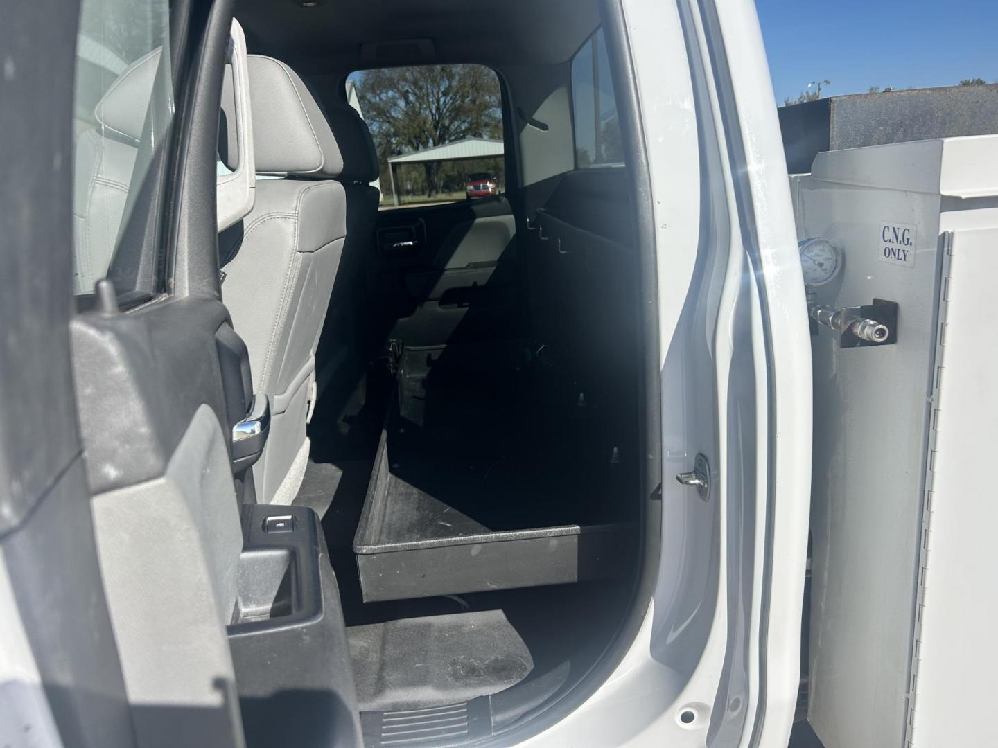 2017 White /Gray Chevrolet Silverado 2500HD Work Truck Double Cab 2WD (1GC2CUEGXHZ) with an 6.0L V8 OHV 16V FFV engine, 6A transmission, located at 17760 Hwy 62, Morris, OK, 74445, (918) 733-4887, 35.609104, -95.877060 - 2017 CHEVY SILVERADO 2500 HD 2WD BI-FUEL SYSTEM THAT RUNS ON CNG OR GASOLINE WITH 6.0L V8 ENIGINE. IT FEATURES POWER LOCKS, POWER WINDOWS, MANUAL SEATS, LEATHER INTERIOR, CRUSIE CONTROL, TRACTION CONTROL, TRAILER BRAKES, AM/FM RADIO, HANDS FREE CALLING, NO BACK SEAT HAS OPEN TOOL BOX, TOOL BED, AN - Photo#14