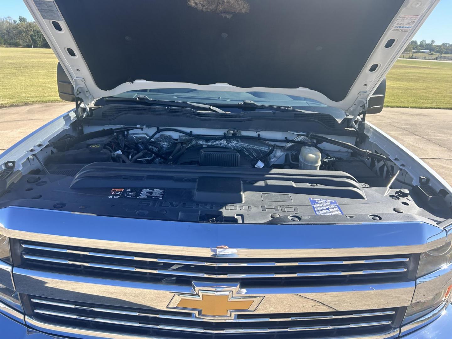 2017 White /Gray Chevrolet Silverado 2500HD Work Truck Double Cab 2WD (1GC2CUEGXHZ) with an 6.0L V8 OHV 16V FFV engine, 6A transmission, located at 17760 Hwy 62, Morris, OK, 74445, (918) 733-4887, 35.609104, -95.877060 - 2017 CHEVY SILVERADO 2500 HD 2WD BI-FUEL SYSTEM THAT RUNS ON CNG OR GASOLINE WITH 6.0L V8 ENIGINE. IT FEATURES POWER LOCKS, POWER WINDOWS, MANUAL SEATS, LEATHER INTERIOR, CRUSIE CONTROL, TRACTION CONTROL, TRAILER BRAKES, AM/FM RADIO, HANDS FREE CALLING, NO BACK SEAT HAS OPEN TOOL BOX, TOOL BED, AN - Photo#20