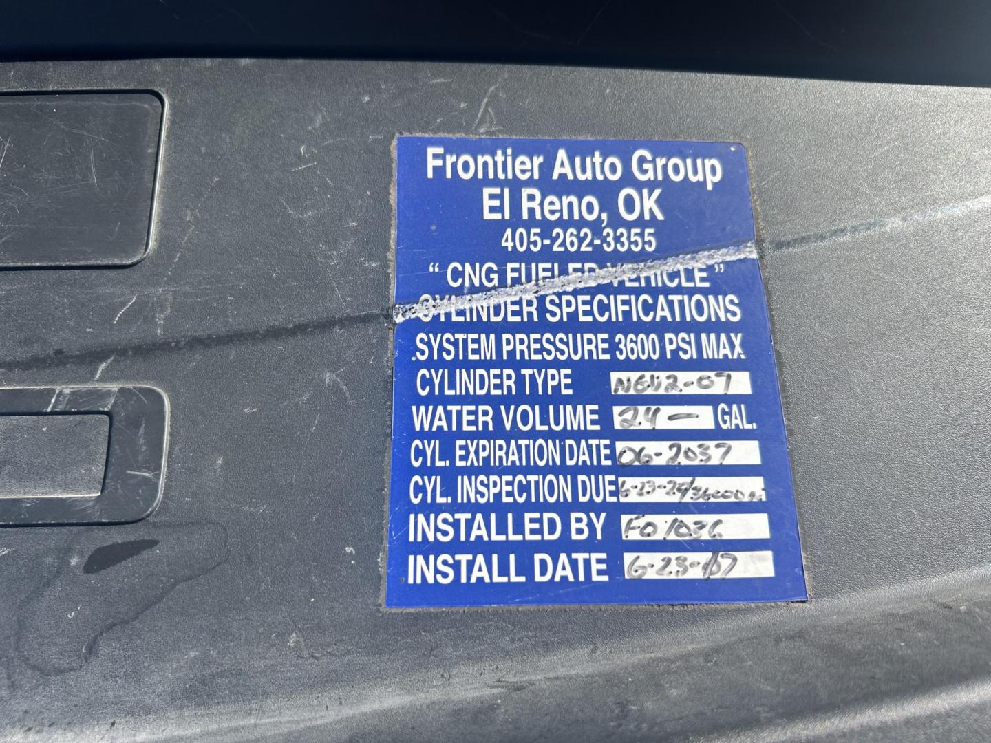 2017 White /Gray Chevrolet Silverado 2500HD Work Truck Double Cab 2WD (1GC2CUEGXHZ) with an 6.0L V8 OHV 16V FFV engine, 6A transmission, located at 17760 Hwy 62, Morris, OK, 74445, (918) 733-4887, 35.609104, -95.877060 - 2017 CHEVY SILVERADO 2500 HD 2WD BI-FUEL SYSTEM THAT RUNS ON CNG OR GASOLINE WITH 6.0L V8 ENIGINE. IT FEATURES POWER LOCKS, POWER WINDOWS, MANUAL SEATS, LEATHER INTERIOR, CRUSIE CONTROL, TRACTION CONTROL, TRAILER BRAKES, AM/FM RADIO, HANDS FREE CALLING, NO BACK SEAT HAS OPEN TOOL BOX, TOOL BED, AN - Photo#23