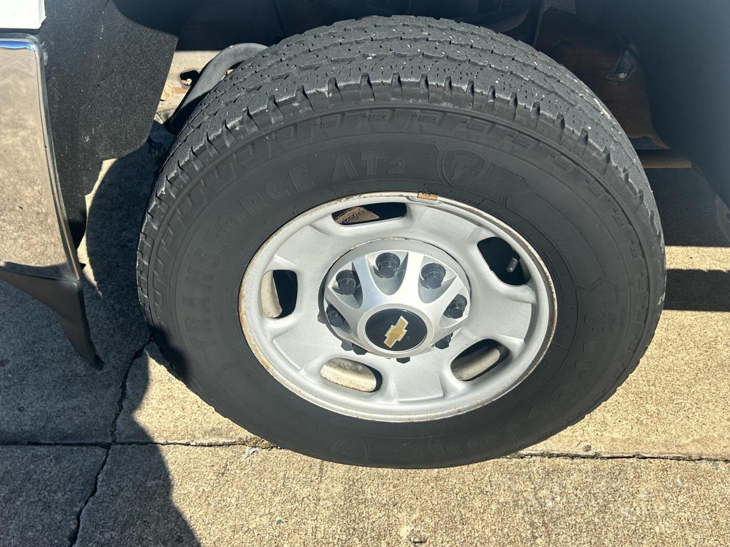 2017 White /Gray Chevrolet Silverado 2500HD Work Truck Double Cab 2WD (1GC2CUEGXHZ) with an 6.0L V8 OHV 16V FFV engine, 6A transmission, located at 17760 Hwy 62, Morris, OK, 74445, (918) 733-4887, 35.609104, -95.877060 - 2017 CHEVY SILVERADO 2500 HD 2WD BI-FUEL SYSTEM THAT RUNS ON CNG OR GASOLINE WITH 6.0L V8 ENIGINE. IT FEATURES POWER LOCKS, POWER WINDOWS, MANUAL SEATS, LEATHER INTERIOR, CRUSIE CONTROL, TRACTION CONTROL, TRAILER BRAKES, AM/FM RADIO, HANDS FREE CALLING, NO BACK SEAT HAS OPEN TOOL BOX, TOOL BED, AN - Photo#26