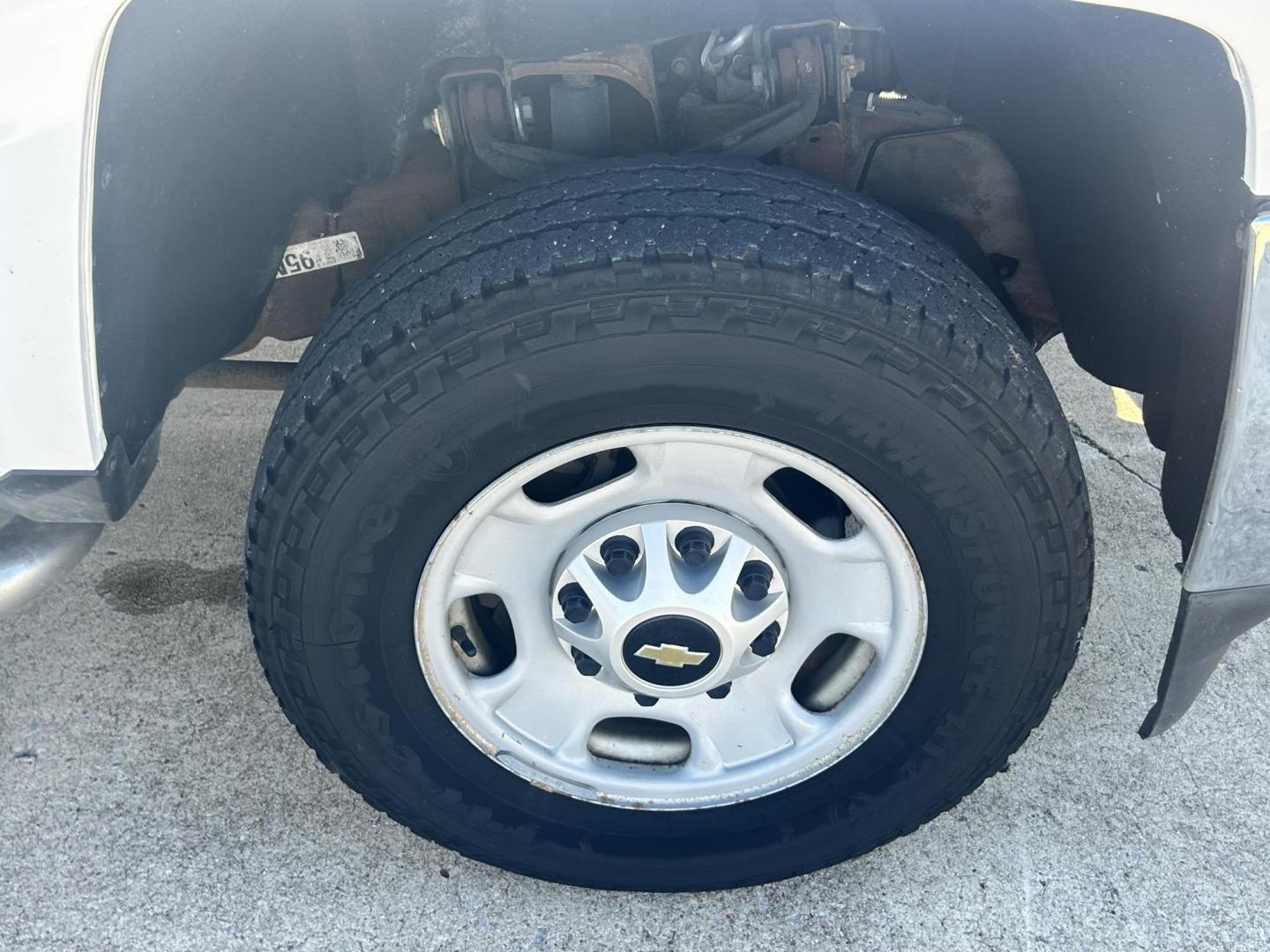 2017 White /Gray Chevrolet Silverado 2500HD Work Truck Double Cab 2WD (1GC2CUEGXHZ) with an 6.0L V8 OHV 16V FFV engine, 6A transmission, located at 17760 Hwy 62, Morris, OK, 74445, (918) 733-4887, 35.609104, -95.877060 - 2017 CHEVY SILVERADO 2500 HD 2WD BI-FUEL SYSTEM THAT RUNS ON CNG OR GASOLINE WITH 6.0L V8 ENIGINE. IT FEATURES POWER LOCKS, POWER WINDOWS, MANUAL SEATS, LEATHER INTERIOR, CRUSIE CONTROL, TRACTION CONTROL, TRAILER BRAKES, AM/FM RADIO, HANDS FREE CALLING, NO BACK SEAT HAS OPEN TOOL BOX, TOOL BED, AN - Photo#27