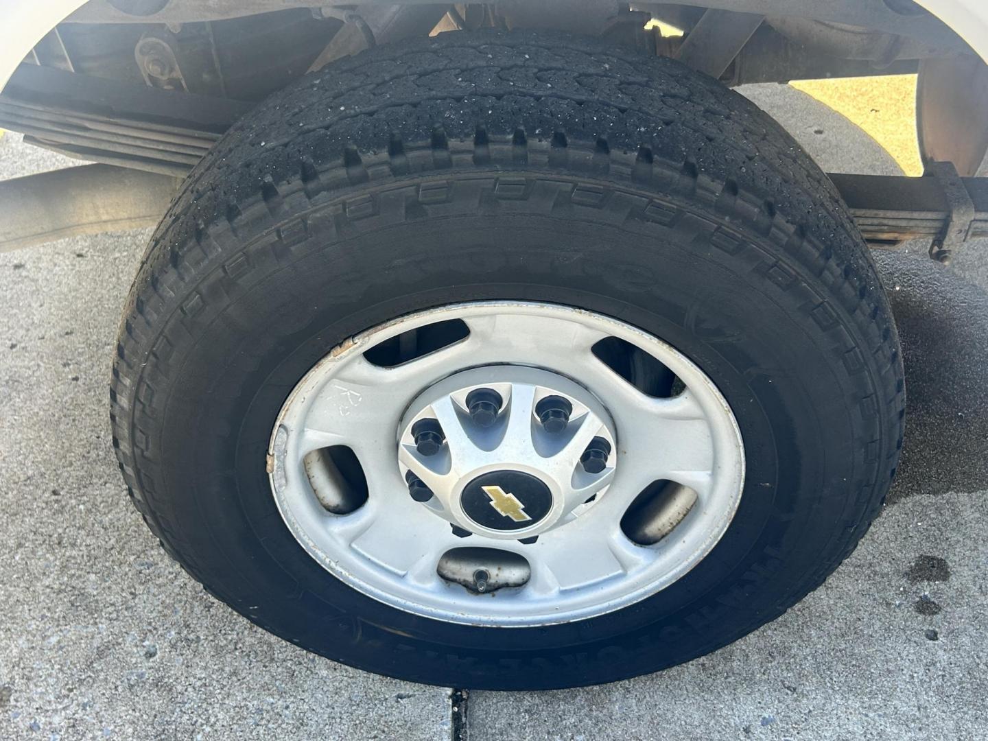 2017 White /Gray Chevrolet Silverado 2500HD Work Truck Double Cab 2WD (1GC2CUEGXHZ) with an 6.0L V8 OHV 16V FFV engine, 6A transmission, located at 17760 Hwy 62, Morris, OK, 74445, (918) 733-4887, 35.609104, -95.877060 - 2017 CHEVY SILVERADO 2500 HD 2WD BI-FUEL SYSTEM THAT RUNS ON CNG OR GASOLINE WITH 6.0L V8 ENIGINE. IT FEATURES POWER LOCKS, POWER WINDOWS, MANUAL SEATS, LEATHER INTERIOR, CRUSIE CONTROL, TRACTION CONTROL, TRAILER BRAKES, AM/FM RADIO, HANDS FREE CALLING, NO BACK SEAT HAS OPEN TOOL BOX, TOOL BED, AN - Photo#28