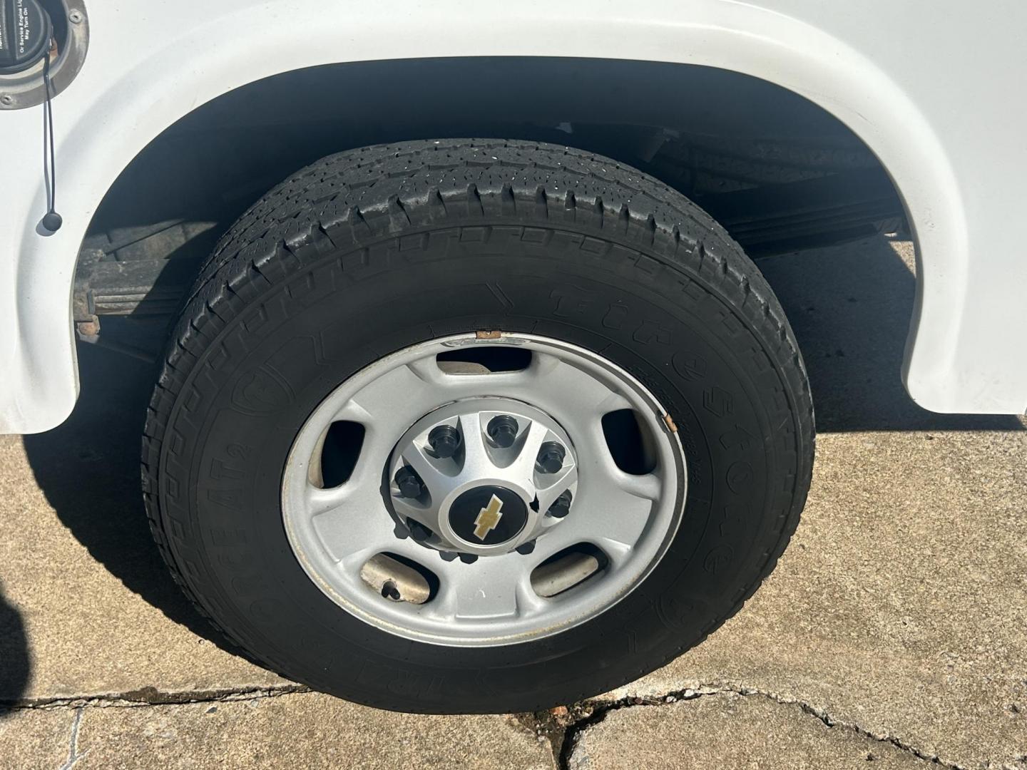 2017 White /Gray Chevrolet Silverado 2500HD Work Truck Double Cab 2WD (1GC2CUEGXHZ) with an 6.0L V8 OHV 16V FFV engine, 6A transmission, located at 17760 Hwy 62, Morris, OK, 74445, (918) 733-4887, 35.609104, -95.877060 - 2017 CHEVY SILVERADO 2500 HD 2WD BI-FUEL SYSTEM THAT RUNS ON CNG OR GASOLINE WITH 6.0L V8 ENIGINE. IT FEATURES POWER LOCKS, POWER WINDOWS, MANUAL SEATS, LEATHER INTERIOR, CRUSIE CONTROL, TRACTION CONTROL, TRAILER BRAKES, AM/FM RADIO, HANDS FREE CALLING, NO BACK SEAT HAS OPEN TOOL BOX, TOOL BED, AN - Photo#29