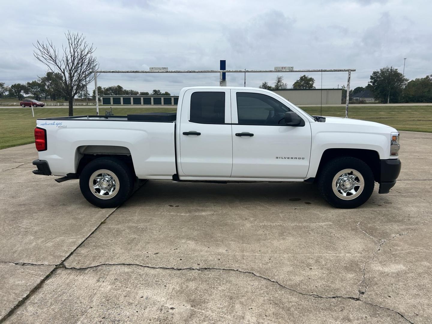 2017 White /Gray Chevrolet Silverado 1500 Work Truck Double Cab 4WD (1GCVKNEC2HZ) with an 5.3L V8 OHV 16V engine, 6A transmission, located at 17760 Hwy 62, Morris, OK, 74445, (918) 733-4887, 35.609104, -95.877060 - 2017 CHEVY SILVERADO 1500 4WD BI-FUEL SYSTEM THAT RUNS ON CNG OR GASOLINE WITH 5.3L V8 ENIGINE. IT FEATURES POWER LOCKS, POWER WINDOWS, MANUAL SEATS, LEATHER INTERIOR, CRUSIE CONTROL, TRACTION CONTROL, AM/FM RADIO, HANDS FREE CALLING, AND BACKUP CAMERA. ONLY 175,381 MILES WITH 265/70R17 TIRES. THIS - Photo#3