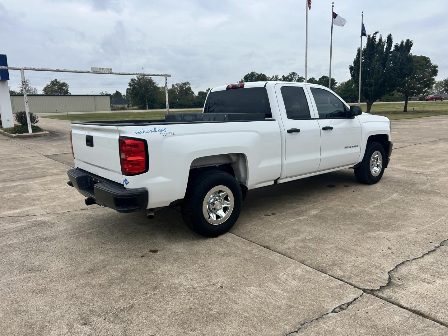 2017 White /Gray Chevrolet Silverado 1500 Work Truck Double Cab 4WD (1GCVKNEC2HZ) with an 5.3L V8 OHV 16V engine, 6A transmission, located at 17760 Hwy 62, Morris, OK, 74445, (918) 733-4887, 35.609104, -95.877060 - 2017 CHEVY SILVERADO 1500 4WD BI-FUEL SYSTEM THAT RUNS ON CNG OR GASOLINE WITH 5.3L V8 ENIGINE. IT FEATURES POWER LOCKS, POWER WINDOWS, MANUAL SEATS, LEATHER INTERIOR, CRUSIE CONTROL, TRACTION CONTROL, AM/FM RADIO, HANDS FREE CALLING, AND BACKUP CAMERA. ONLY 175,381 MILES WITH 265/70R17 TIRES. THIS - Photo#4
