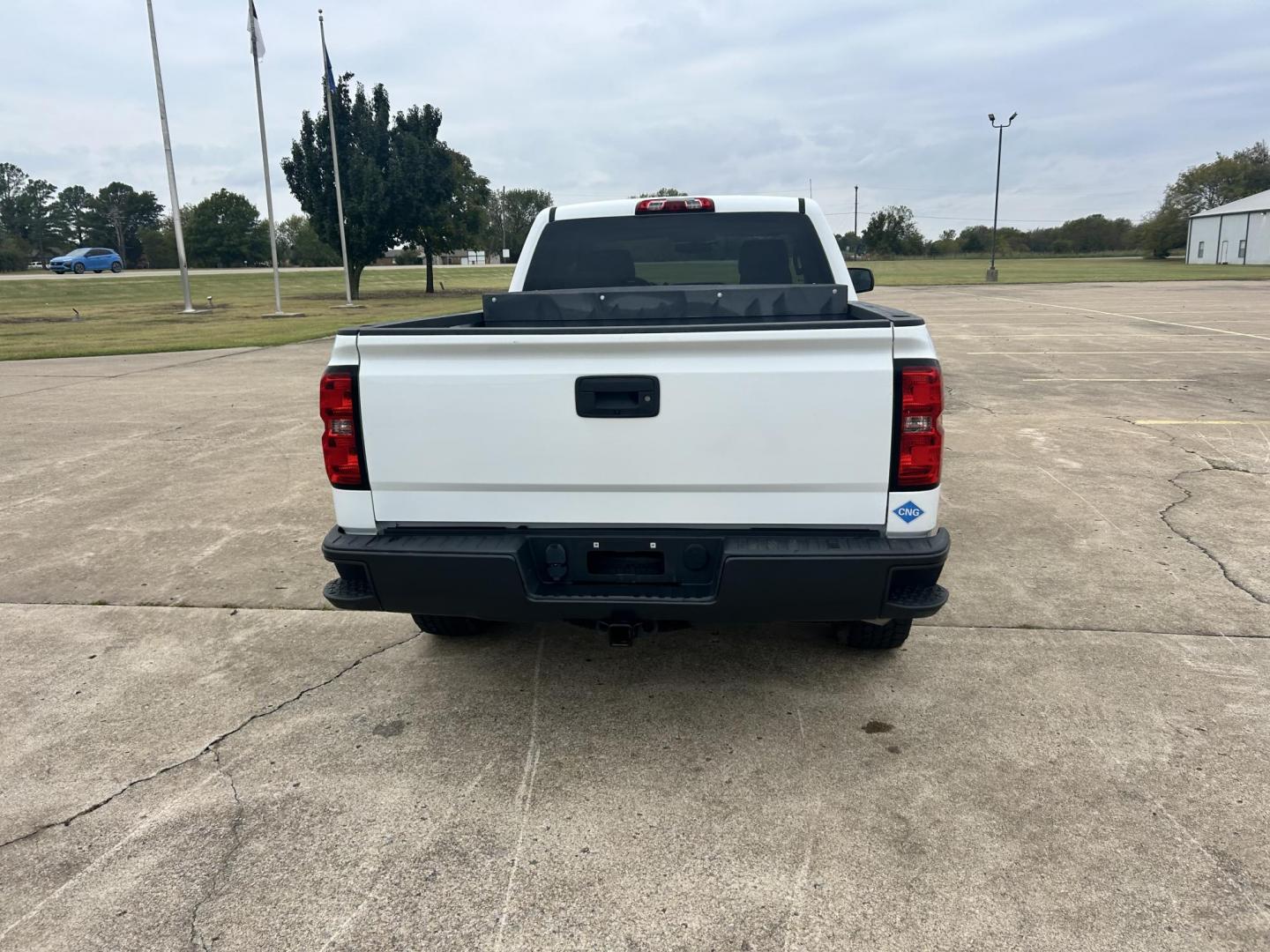 2017 White /Gray Chevrolet Silverado 1500 Work Truck Double Cab 4WD (1GCVKNEC2HZ) with an 5.3L V8 OHV 16V engine, 6A transmission, located at 17760 Hwy 62, Morris, OK, 74445, (918) 733-4887, 35.609104, -95.877060 - 2017 CHEVY SILVERADO 1500 4WD BI-FUEL SYSTEM THAT RUNS ON CNG OR GASOLINE WITH 5.3L V8 ENIGINE. IT FEATURES POWER LOCKS, POWER WINDOWS, MANUAL SEATS, LEATHER INTERIOR, CRUSIE CONTROL, TRACTION CONTROL, AM/FM RADIO, HANDS FREE CALLING, AND BACKUP CAMERA. ONLY 175,381 MILES WITH 265/70R17 TIRES. THIS - Photo#5