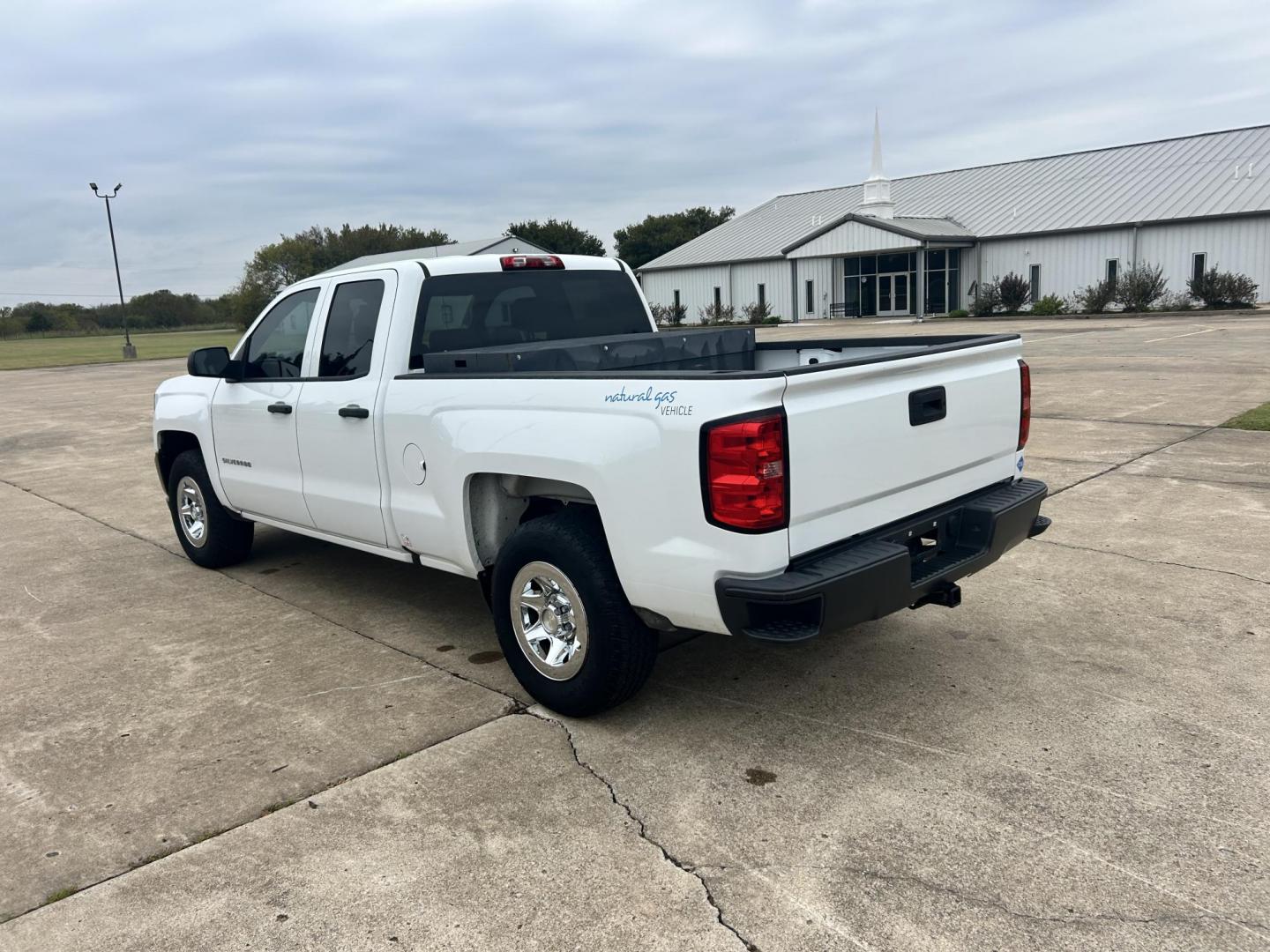 2017 White /Gray Chevrolet Silverado 1500 Work Truck Double Cab 4WD (1GCVKNEC2HZ) with an 5.3L V8 OHV 16V engine, 6A transmission, located at 17760 Hwy 62, Morris, OK, 74445, (918) 733-4887, 35.609104, -95.877060 - 2017 CHEVY SILVERADO 1500 4WD BI-FUEL SYSTEM THAT RUNS ON CNG OR GASOLINE WITH 5.3L V8 ENIGINE. IT FEATURES POWER LOCKS, POWER WINDOWS, MANUAL SEATS, LEATHER INTERIOR, CRUSIE CONTROL, TRACTION CONTROL, AM/FM RADIO, HANDS FREE CALLING, AND BACKUP CAMERA. ONLY 175,381 MILES WITH 265/70R17 TIRES. THIS - Photo#6