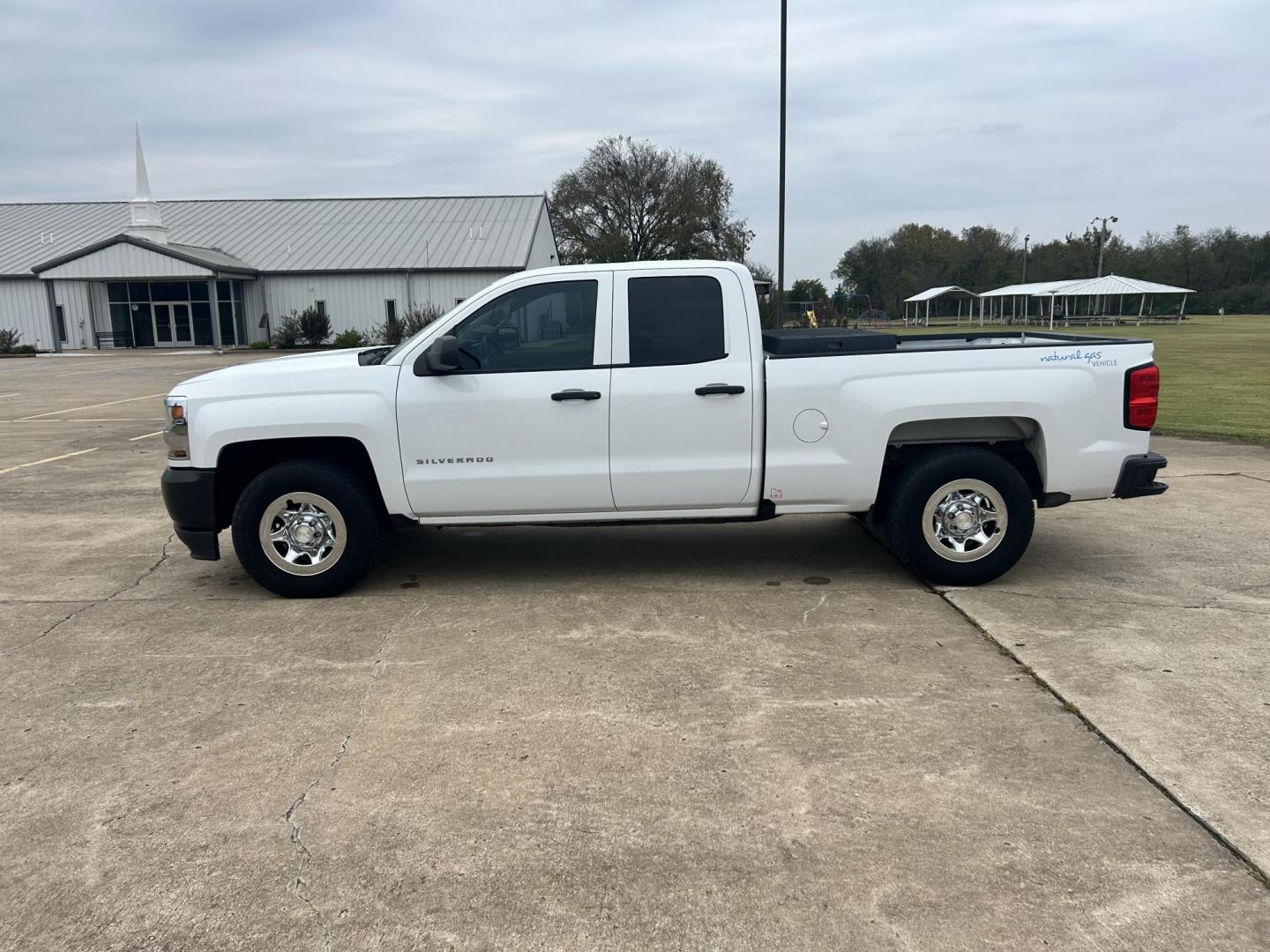 2017 White /Gray Chevrolet Silverado 1500 Work Truck Double Cab 4WD (1GCVKNEC2HZ) with an 5.3L V8 OHV 16V engine, 6A transmission, located at 17760 Hwy 62, Morris, OK, 74445, (918) 733-4887, 35.609104, -95.877060 - 2017 CHEVY SILVERADO 1500 4WD BI-FUEL SYSTEM THAT RUNS ON CNG OR GASOLINE WITH 5.3L V8 ENIGINE. IT FEATURES POWER LOCKS, POWER WINDOWS, MANUAL SEATS, LEATHER INTERIOR, CRUSIE CONTROL, TRACTION CONTROL, AM/FM RADIO, HANDS FREE CALLING, AND BACKUP CAMERA. ONLY 175,381 MILES WITH 265/70R17 TIRES. THIS - Photo#7