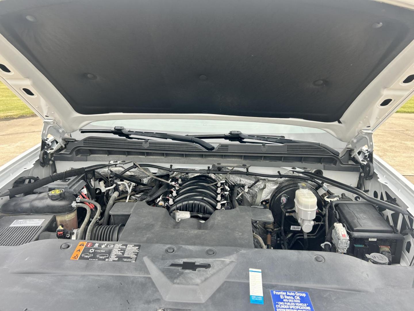 2017 White /Gray Chevrolet Silverado 1500 Work Truck Double Cab 4WD (1GCVKNEC2HZ) with an 5.3L V8 OHV 16V engine, 6A transmission, located at 17760 Hwy 62, Morris, OK, 74445, (918) 733-4887, 35.609104, -95.877060 - 2017 CHEVY SILVERADO 1500 4WD BI-FUEL SYSTEM THAT RUNS ON CNG OR GASOLINE WITH 5.3L V8 ENIGINE. IT FEATURES POWER LOCKS, POWER WINDOWS, MANUAL SEATS, LEATHER INTERIOR, CRUSIE CONTROL, TRACTION CONTROL, AM/FM RADIO, HANDS FREE CALLING, AND BACKUP CAMERA. ONLY 175,381 MILES WITH 265/70R17 TIRES. THIS - Photo#20