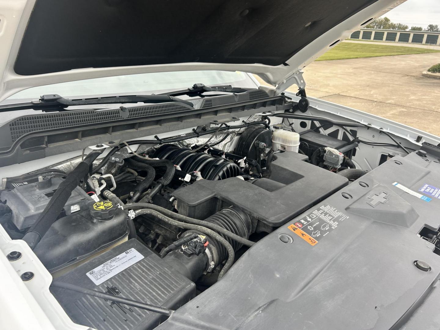 2017 White /Gray Chevrolet Silverado 1500 Work Truck Double Cab 4WD (1GCVKNEC2HZ) with an 5.3L V8 OHV 16V engine, 6A transmission, located at 17760 Hwy 62, Morris, OK, 74445, (918) 733-4887, 35.609104, -95.877060 - 2017 CHEVY SILVERADO 1500 4WD BI-FUEL SYSTEM THAT RUNS ON CNG OR GASOLINE WITH 5.3L V8 ENIGINE. IT FEATURES POWER LOCKS, POWER WINDOWS, MANUAL SEATS, LEATHER INTERIOR, CRUSIE CONTROL, TRACTION CONTROL, AM/FM RADIO, HANDS FREE CALLING, AND BACKUP CAMERA. ONLY 175,381 MILES WITH 265/70R17 TIRES. THIS - Photo#22