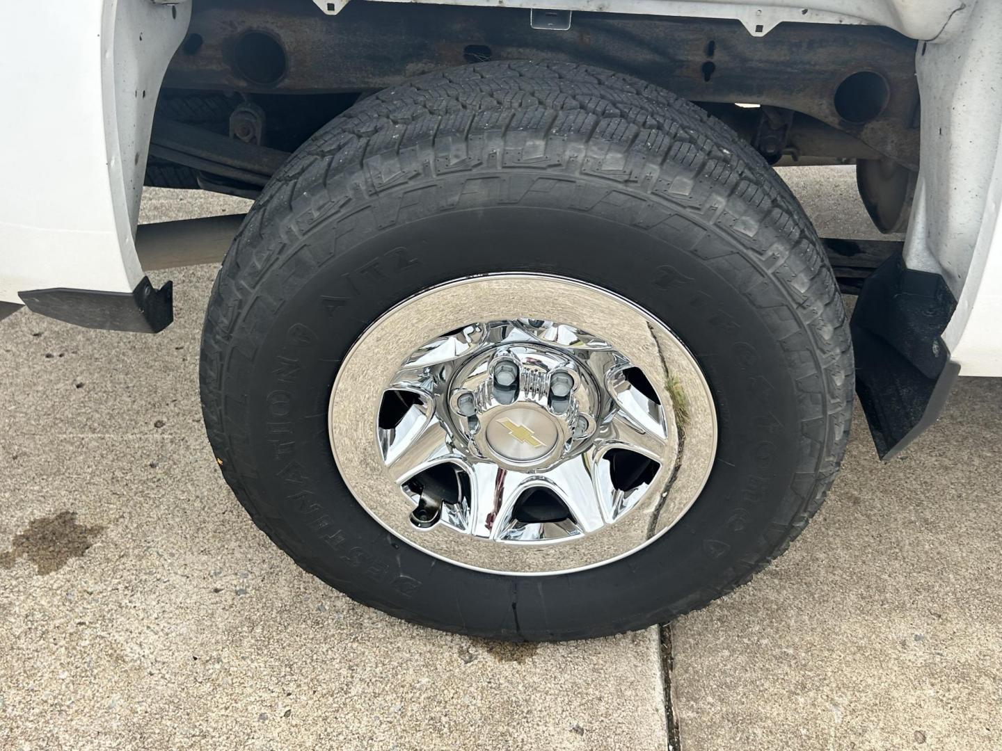 2017 White /Gray Chevrolet Silverado 1500 Work Truck Double Cab 4WD (1GCVKNEC2HZ) with an 5.3L V8 OHV 16V engine, 6A transmission, located at 17760 Hwy 62, Morris, OK, 74445, (918) 733-4887, 35.609104, -95.877060 - 2017 CHEVY SILVERADO 1500 4WD BI-FUEL SYSTEM THAT RUNS ON CNG OR GASOLINE WITH 5.3L V8 ENIGINE. IT FEATURES POWER LOCKS, POWER WINDOWS, MANUAL SEATS, LEATHER INTERIOR, CRUSIE CONTROL, TRACTION CONTROL, AM/FM RADIO, HANDS FREE CALLING, AND BACKUP CAMERA. ONLY 175,381 MILES WITH 265/70R17 TIRES. THIS - Photo#28