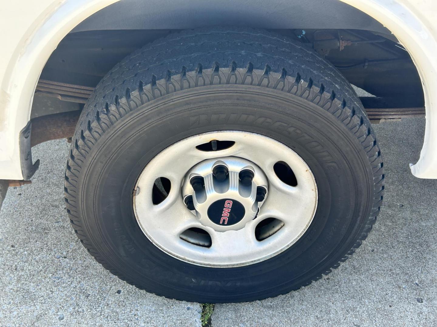 2012 White /Gray GMC Savana Cargo (1GTW7FFB5C1) with an 6.0L V8 OHV 16V CNG engine, 6-Speed Automatic transmission, located at 17760 Hwy 62, Morris, OK, 74445, (918) 733-4887, 35.609104, -95.877060 - 2012 GMC SAVANA CARGO VAN RWD WITH THE 6.0L V8 ENGINE DEDICATED CNG ONLY RUNS ON COMPRESSED NATURAL GAS. IT FEATURES POWER LOCKS, POWER WINDOWS, POWER MIRRORS, CLOTH INTERIOR, MANUAL SEATS, CRUISE CONTROL, TRACTION CONTROL, HAUL MODE, AM/FM RADIO, SPLIT SWING-OUT SIDE DOORS AND BACK DOORS, AND TIRE - Photo#27