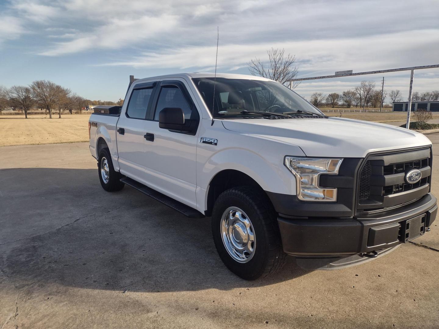 2016 White /Gray Ford F-150 XLT 4WD (1FTEW1EF1GK) with an 5.0L V8 engine, 6A transmission, located at 17760 Hwy 62, Morris, OK, 74445, (918) 733-4887, 35.609104, -95.877060 - 2016 FORD F150 XLT 4WD BI-FUEL SYSTEM RUNS ON CNG (COMPRESSED NATURAL GAS) OR GASOLINE WITH THE 5.0L V8 ENIGINE. FEATURES KEYLESS ENTRY, POWER LOCKS, POWER WINDOWS, POWER MIRRORS, CLOTH INTERIOR, MANUAL SEATS, AM/FM RADIO, CD PLAYER, HANDS FREE CALLING, BACKUP CAMERA, CRUISE CONTROL, TRACTION CONTRO - Photo#2
