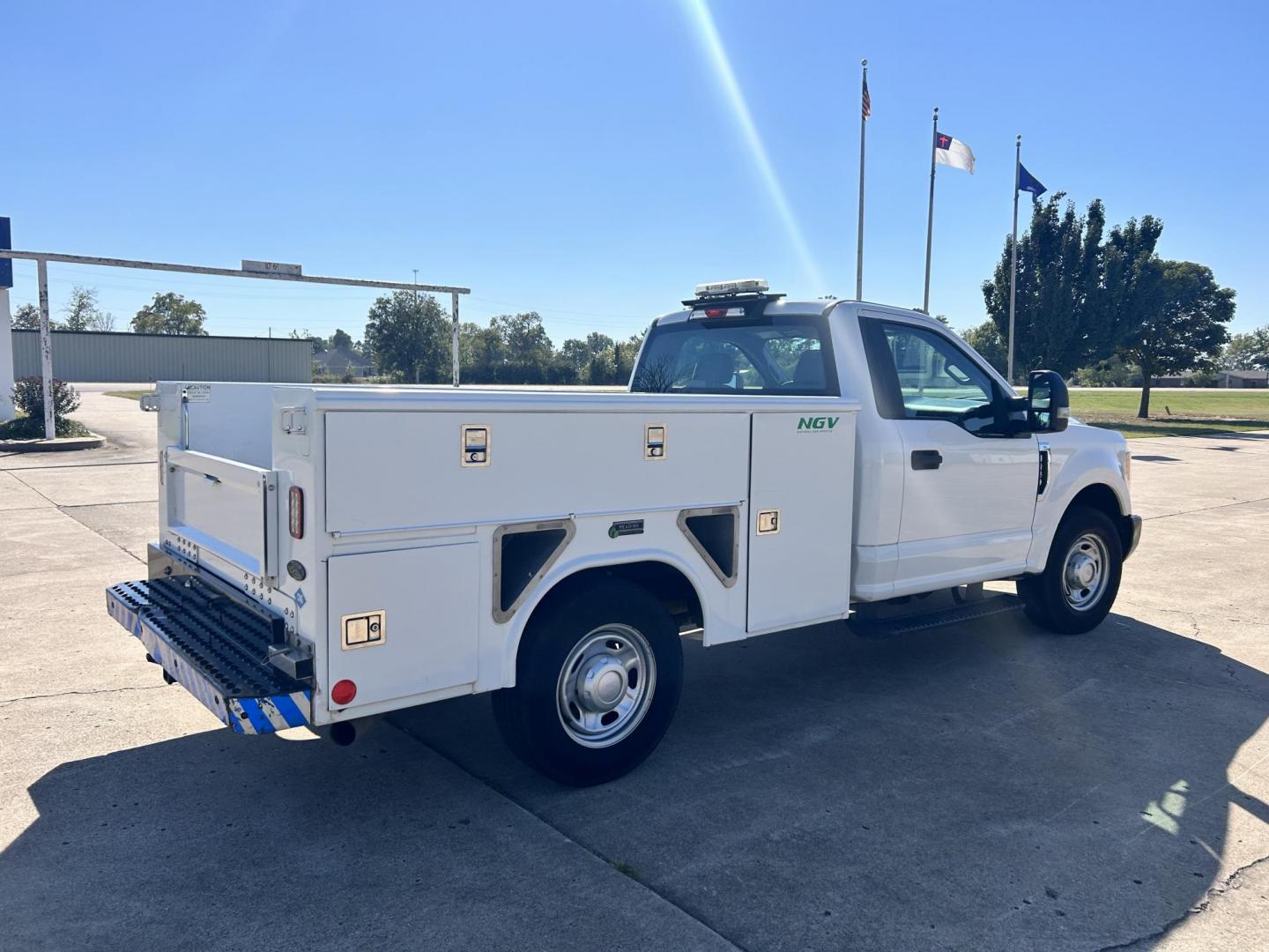 2017 White /Gray Ford F-250 SD 2WD (1FDBF2A67HE) with an 6.2L V8 OHV 16V engine, 6A transmission, located at 17760 Hwy 62, Morris, OK, 74445, (918) 733-4887, 35.609104, -95.877060 - 2017 FORD F250 TOOL BED SD 2WD WITH 6.2L V8 ENIGINE. THIS FEATURES KEYLESS ENTRY, POWER LOCKS, POWER WINDOWS,POWER MIRRORS, CLOTH INTERIOR, MANUAL SEATS, AM/FM RADIO, AUX PORT, TRACTION CONTROL, TOOL BED AND TRAILER HITCH. TIRES 245/75R17 AND ONLY 145,448 MILES. THIS IS A BI-FUEL SYSTEM THAT RUNS ON - Photo#4