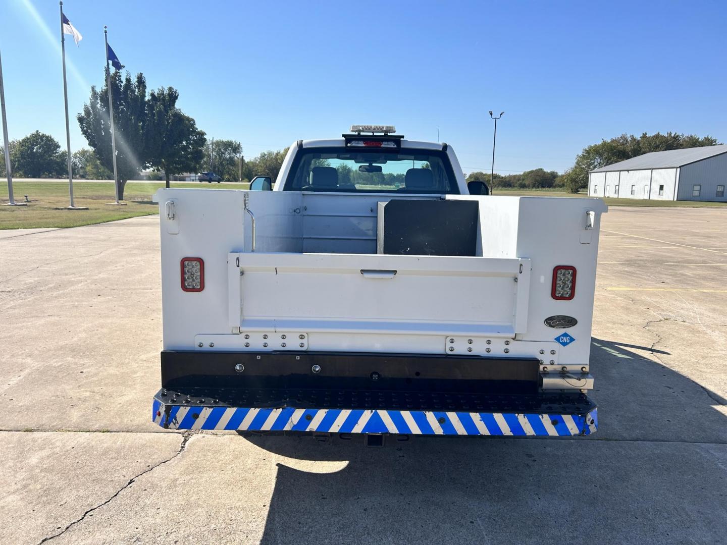 2017 White /Gray Ford F-250 SD 2WD (1FDBF2A67HE) with an 6.2L V8 OHV 16V engine, 6A transmission, located at 17760 Hwy 62, Morris, OK, 74445, (918) 733-4887, 35.609104, -95.877060 - 2017 FORD F250 TOOL BED SD 2WD WITH 6.2L V8 ENIGINE. THIS FEATURES KEYLESS ENTRY, POWER LOCKS, POWER WINDOWS,POWER MIRRORS, CLOTH INTERIOR, MANUAL SEATS, AM/FM RADIO, AUX PORT, TRACTION CONTROL, TOOL BED AND TRAILER HITCH. TIRES 245/75R17 AND ONLY 145,448 MILES. THIS IS A BI-FUEL SYSTEM THAT RUNS ON - Photo#5