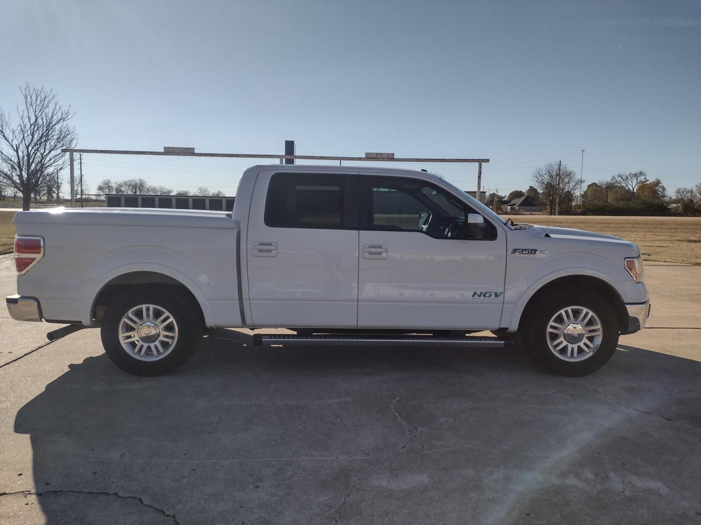 2012 White /TAN Ford F-150 LARIAT (1FTFW1CFXCF) with an 5.0L V8 engine, 6-Speed Automatic transmission, located at 17760 Hwy 62, Morris, OK, 74445, (918) 733-4887, 35.609104, -95.877060 - 2012 FORD F150 LARIAT 2WD BI-FUEL SYSTEM RUNS ON CNG (COMPRESSED NATURAL GAS) OR GASOLINE WITH 5.0L V8 ENIGNE. IT FEATURES KEYLESS ENTRY, POWER LOCKS, POWER WINDOWS, POWER MIRRORS, POWER SEATS, LEATHER INTERIOR, HEATED AND COOLED SEATS, AM/FM RADIO, NAVIGATION, CD PLAYER, HANDS FREE CALLING, DUAL CL - Photo#3