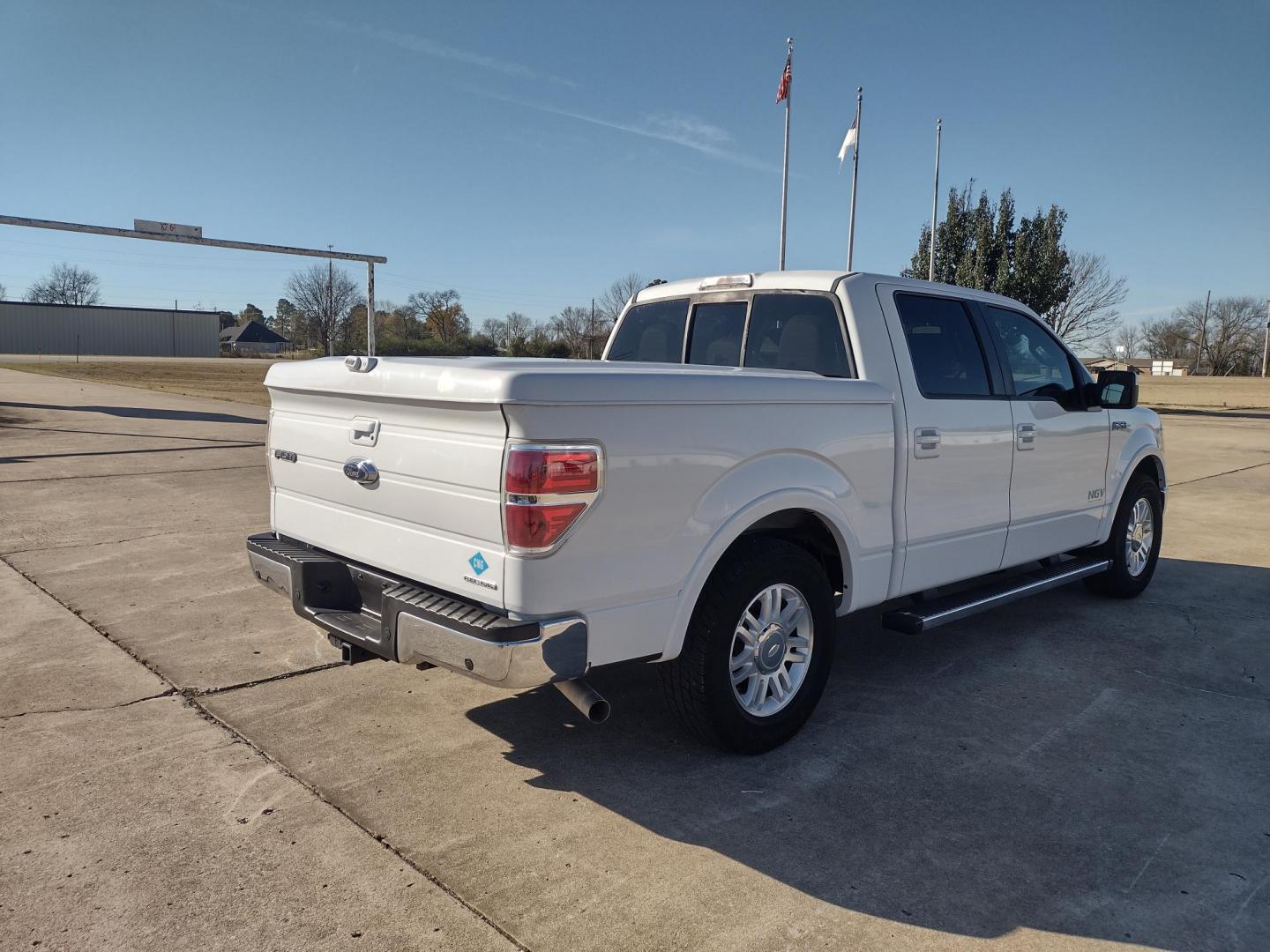 2012 White /TAN Ford F-150 LARIAT (1FTFW1CFXCF) with an 5.0L V8 engine, 6-Speed Automatic transmission, located at 17760 Hwy 62, Morris, OK, 74445, (918) 733-4887, 35.609104, -95.877060 - 2012 FORD F150 LARIAT 2WD BI-FUEL SYSTEM RUNS ON CNG (COMPRESSED NATURAL GAS) OR GASOLINE WITH 5.0L V8 ENIGNE. IT FEATURES KEYLESS ENTRY, POWER LOCKS, POWER WINDOWS, POWER MIRRORS, POWER SEATS, LEATHER INTERIOR, HEATED AND COOLED SEATS, AM/FM RADIO, NAVIGATION, CD PLAYER, HANDS FREE CALLING, DUAL CL - Photo#4