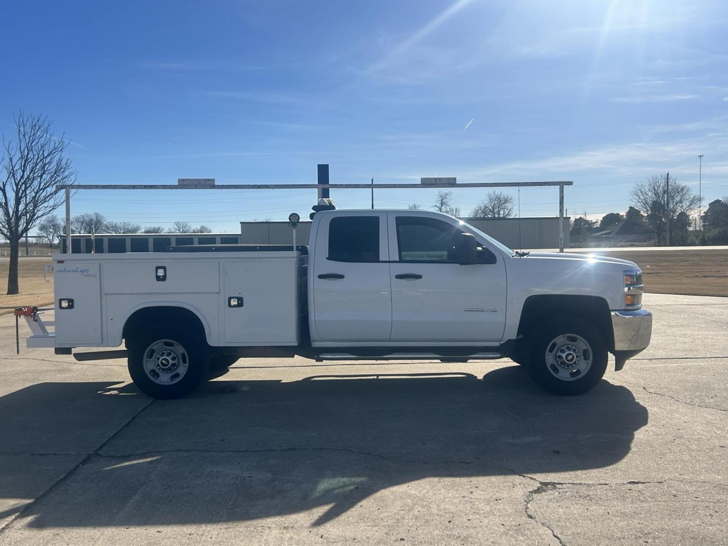 2017 White /Gray Chevrolet Silverado 2500HD (1GC2KUEG6HZ) with an 6.0L V8 OHV 16V FFV engine, 6A transmission, located at 17760 Hwy 62, Morris, OK, 74445, (918) 733-4887, 35.609104, -95.877060 - 2017 CHEVY SILVERADO 2500 HD 4WD BI-FUEL SYSTEM THAT RUNS ON CNG OR GASOLINE WITH 6.0L V8 ENIGINE. IT FEATURES POWER LOCKS, POWER WINDOWS, MANUAL SEATS, LEATHER INTERIOR, CRUSIE CONTROL, TRACTION CONTROL, TRAILER BRAKES, AM/FM RADIO, NO BACK SEAT HAS OPEN TOOL BOX, TOOL BED, AND RIDGID PIPE VISE. ON - Photo#3