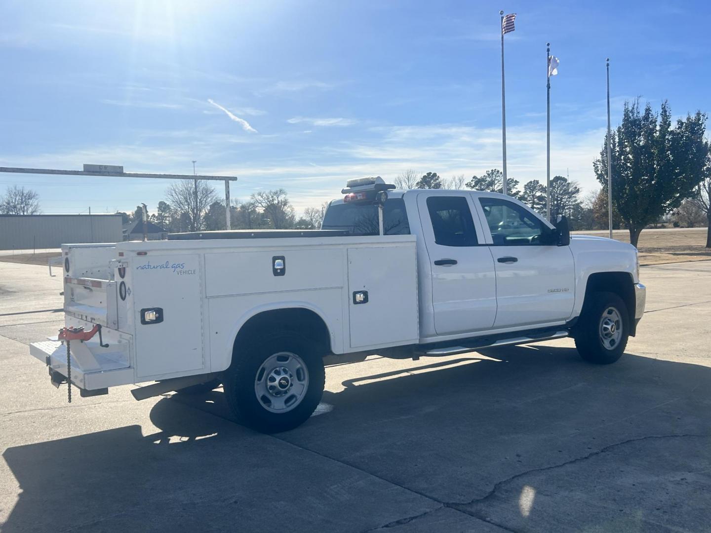 2017 White /Gray Chevrolet Silverado 2500HD (1GC2KUEG6HZ) with an 6.0L V8 OHV 16V FFV engine, 6A transmission, located at 17760 Hwy 62, Morris, OK, 74445, (918) 733-4887, 35.609104, -95.877060 - 2017 CHEVY SILVERADO 2500 HD 4WD BI-FUEL SYSTEM THAT RUNS ON CNG OR GASOLINE WITH 6.0L V8 ENIGINE. IT FEATURES POWER LOCKS, POWER WINDOWS, MANUAL SEATS, LEATHER INTERIOR, CRUSIE CONTROL, TRACTION CONTROL, TRAILER BRAKES, AM/FM RADIO, NO BACK SEAT HAS OPEN TOOL BOX, TOOL BED, AND RIDGID PIPE VISE. ON - Photo#4