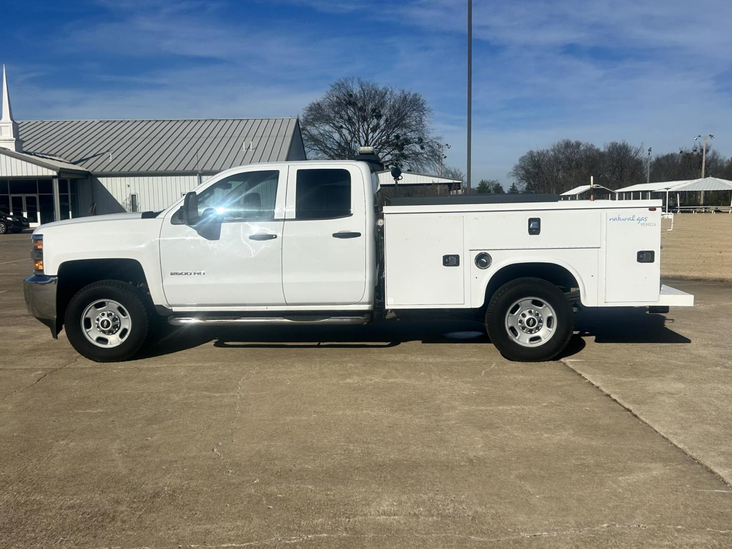 2017 White /Gray Chevrolet Silverado 2500HD (1GC2KUEG6HZ) with an 6.0L V8 OHV 16V FFV engine, 6A transmission, located at 17760 Hwy 62, Morris, OK, 74445, (918) 733-4887, 35.609104, -95.877060 - 2017 CHEVY SILVERADO 2500 HD 4WD BI-FUEL SYSTEM THAT RUNS ON CNG OR GASOLINE WITH 6.0L V8 ENIGINE. IT FEATURES POWER LOCKS, POWER WINDOWS, MANUAL SEATS, LEATHER INTERIOR, CRUSIE CONTROL, TRACTION CONTROL, TRAILER BRAKES, AM/FM RADIO, NO BACK SEAT HAS OPEN TOOL BOX, TOOL BED, AND RIDGID PIPE VISE. ON - Photo#7