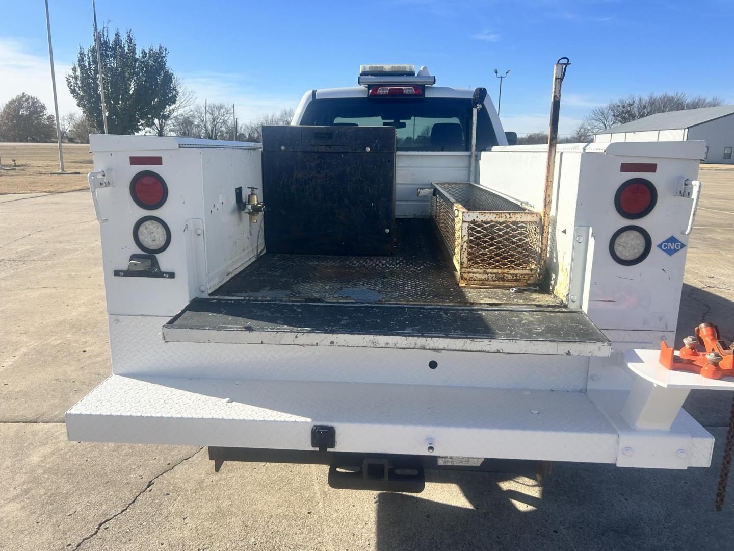 2017 White /Gray Chevrolet Silverado 2500HD (1GC2KUEG6HZ) with an 6.0L V8 OHV 16V FFV engine, 6A transmission, located at 17760 Hwy 62, Morris, OK, 74445, (918) 733-4887, 35.609104, -95.877060 - 2017 CHEVY SILVERADO 2500 HD 4WD BI-FUEL SYSTEM THAT RUNS ON CNG OR GASOLINE WITH 6.0L V8 ENIGINE. IT FEATURES POWER LOCKS, POWER WINDOWS, MANUAL SEATS, LEATHER INTERIOR, CRUSIE CONTROL, TRACTION CONTROL, TRAILER BRAKES, AM/FM RADIO, NO BACK SEAT HAS OPEN TOOL BOX, TOOL BED, AND RIDGID PIPE VISE. ON - Photo#16