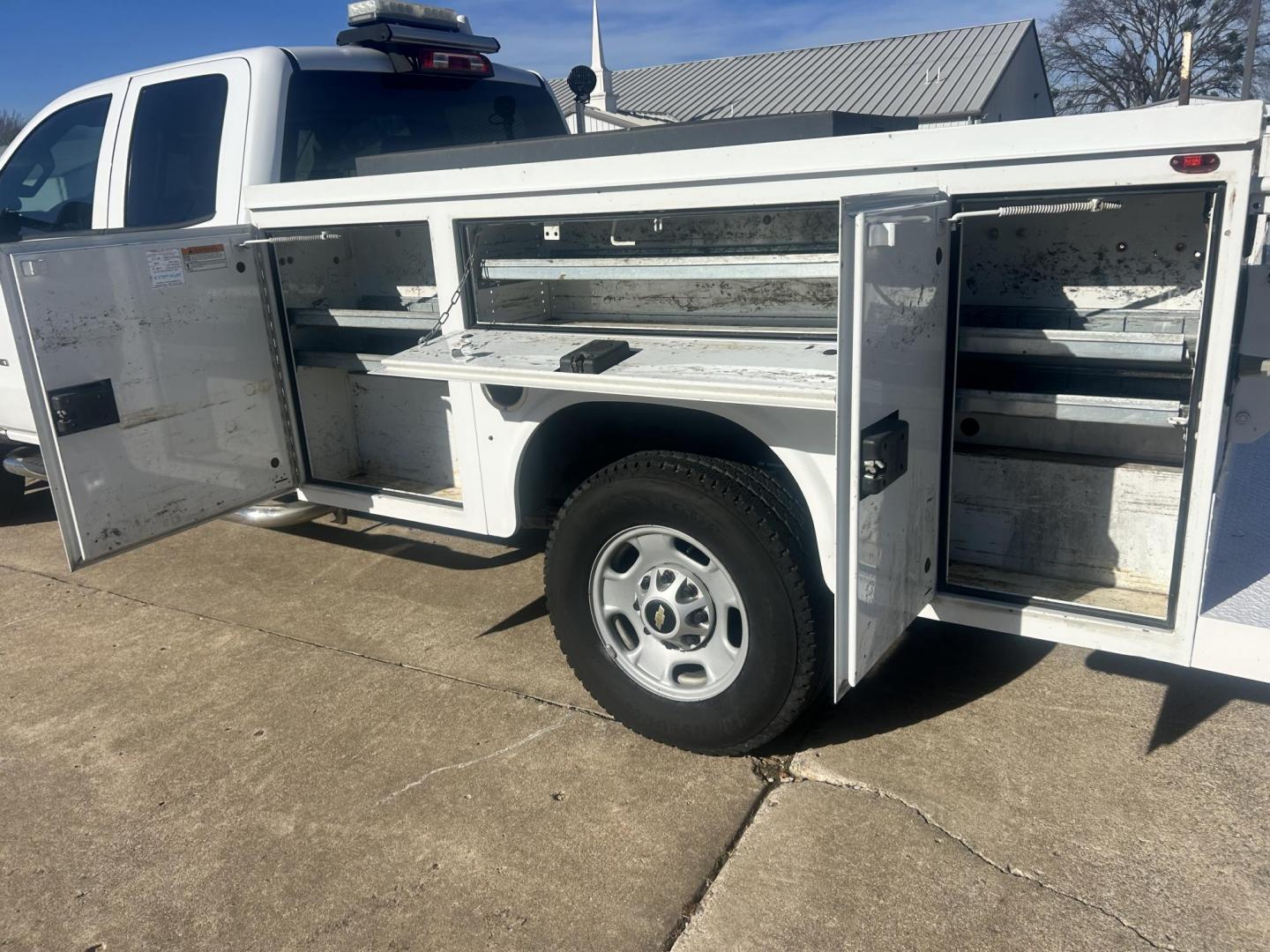 2017 White /Gray Chevrolet Silverado 2500HD (1GC2KUEG6HZ) with an 6.0L V8 OHV 16V FFV engine, 6A transmission, located at 17760 Hwy 62, Morris, OK, 74445, (918) 733-4887, 35.609104, -95.877060 - 2017 CHEVY SILVERADO 2500 HD 4WD BI-FUEL SYSTEM THAT RUNS ON CNG OR GASOLINE WITH 6.0L V8 ENIGINE. IT FEATURES POWER LOCKS, POWER WINDOWS, MANUAL SEATS, LEATHER INTERIOR, CRUSIE CONTROL, TRACTION CONTROL, TRAILER BRAKES, AM/FM RADIO, NO BACK SEAT HAS OPEN TOOL BOX, TOOL BED, AND RIDGID PIPE VISE. ON - Photo#17