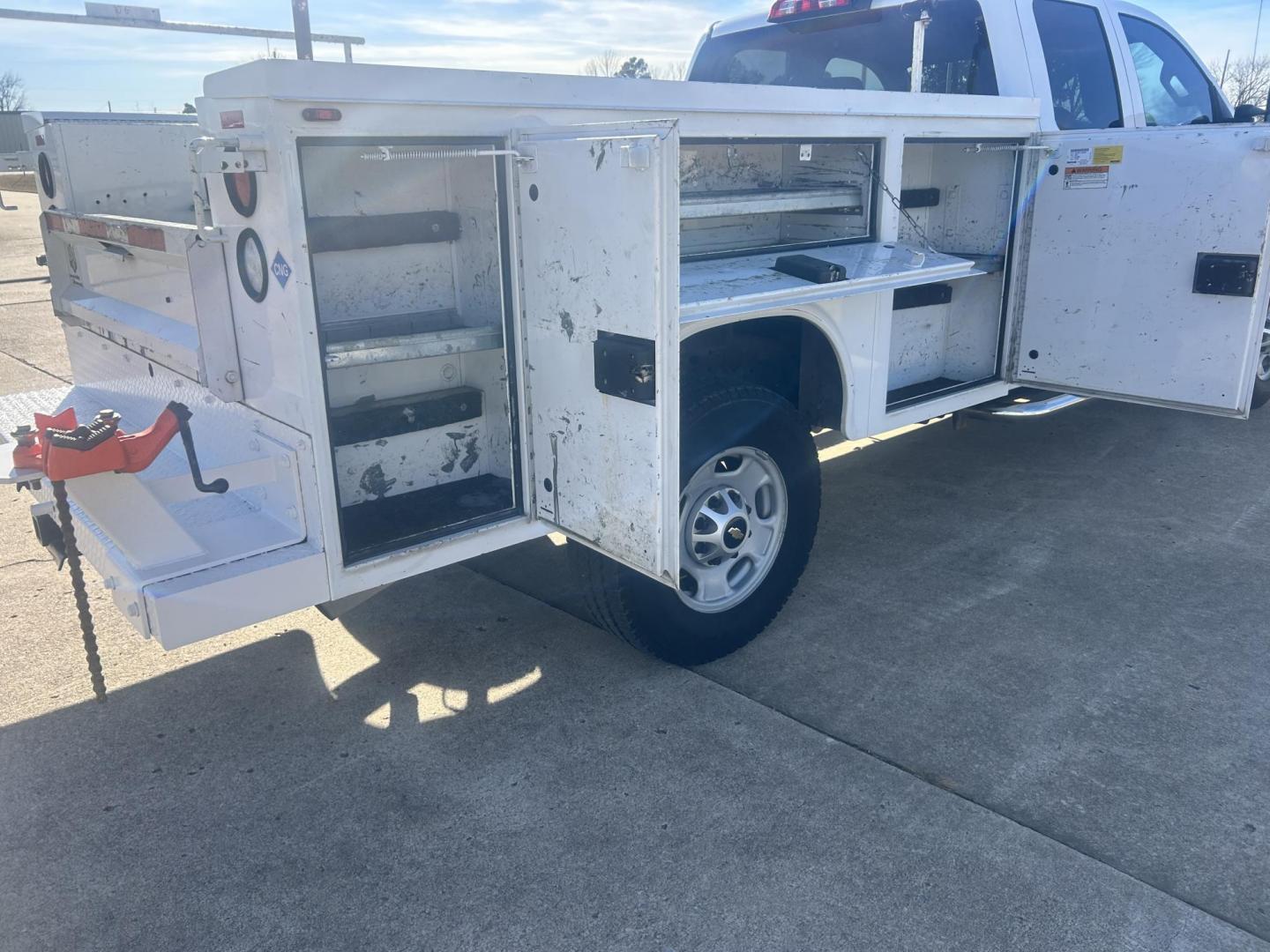2017 White /Gray Chevrolet Silverado 2500HD (1GC2KUEG6HZ) with an 6.0L V8 OHV 16V FFV engine, 6A transmission, located at 17760 Hwy 62, Morris, OK, 74445, (918) 733-4887, 35.609104, -95.877060 - 2017 CHEVY SILVERADO 2500 HD 4WD BI-FUEL SYSTEM THAT RUNS ON CNG OR GASOLINE WITH 6.0L V8 ENIGINE. IT FEATURES POWER LOCKS, POWER WINDOWS, MANUAL SEATS, LEATHER INTERIOR, CRUSIE CONTROL, TRACTION CONTROL, TRAILER BRAKES, AM/FM RADIO, NO BACK SEAT HAS OPEN TOOL BOX, TOOL BED, AND RIDGID PIPE VISE. ON - Photo#18