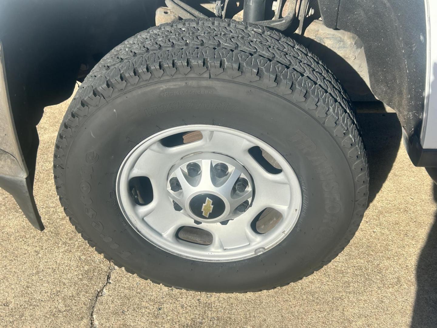 2017 White /Gray Chevrolet Silverado 2500HD (1GC2KUEG6HZ) with an 6.0L V8 OHV 16V FFV engine, 6A transmission, located at 17760 Hwy 62, Morris, OK, 74445, (918) 733-4887, 35.609104, -95.877060 - 2017 CHEVY SILVERADO 2500 HD 4WD BI-FUEL SYSTEM THAT RUNS ON CNG OR GASOLINE WITH 6.0L V8 ENIGINE. IT FEATURES POWER LOCKS, POWER WINDOWS, MANUAL SEATS, LEATHER INTERIOR, CRUSIE CONTROL, TRACTION CONTROL, TRAILER BRAKES, AM/FM RADIO, NO BACK SEAT HAS OPEN TOOL BOX, TOOL BED, AND RIDGID PIPE VISE. ON - Photo#26