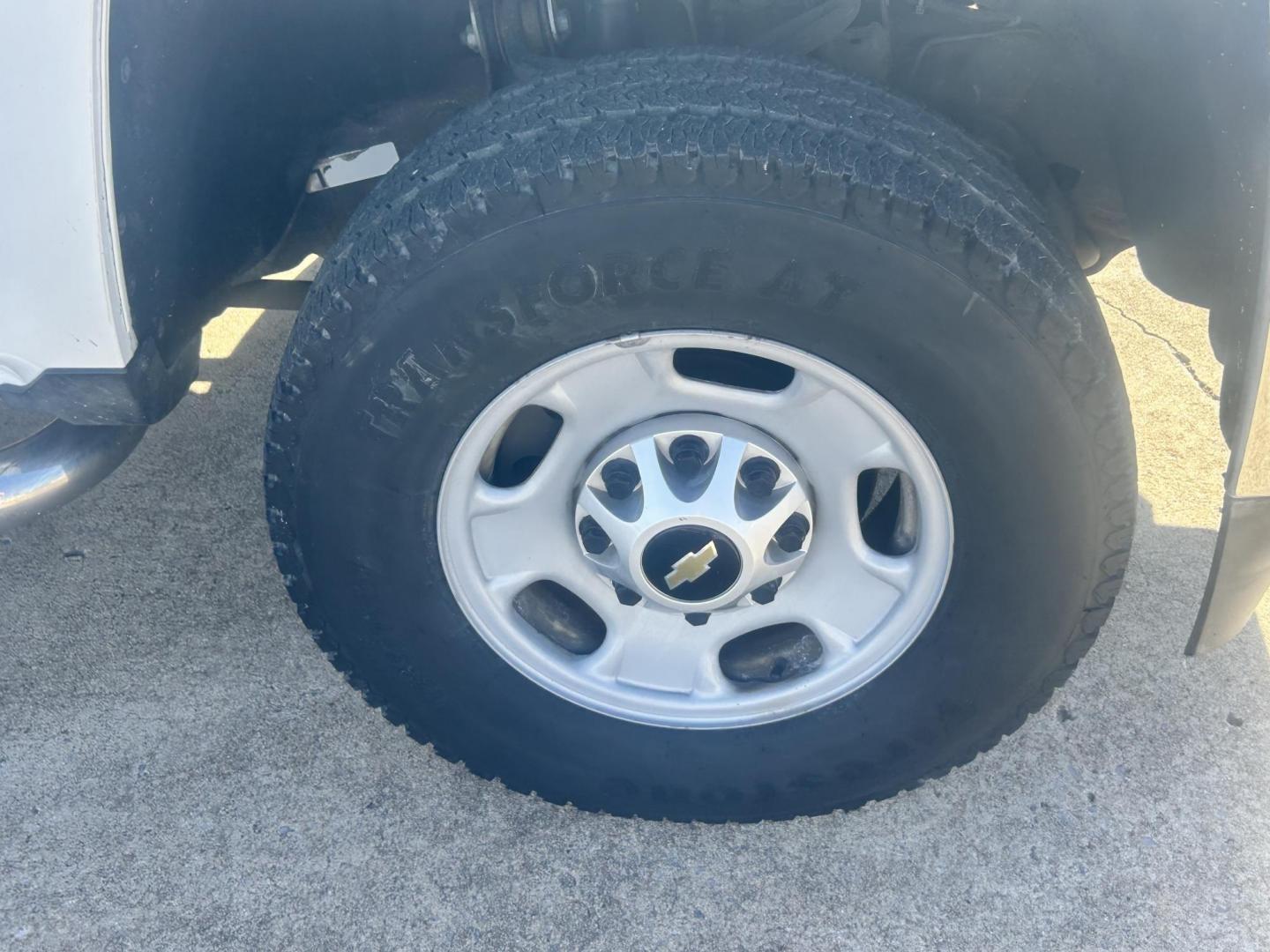 2017 White /Gray Chevrolet Silverado 2500HD (1GC2KUEG6HZ) with an 6.0L V8 OHV 16V FFV engine, 6A transmission, located at 17760 Hwy 62, Morris, OK, 74445, (918) 733-4887, 35.609104, -95.877060 - 2017 CHEVY SILVERADO 2500 HD 4WD BI-FUEL SYSTEM THAT RUNS ON CNG OR GASOLINE WITH 6.0L V8 ENIGINE. IT FEATURES POWER LOCKS, POWER WINDOWS, MANUAL SEATS, LEATHER INTERIOR, CRUSIE CONTROL, TRACTION CONTROL, TRAILER BRAKES, AM/FM RADIO, NO BACK SEAT HAS OPEN TOOL BOX, TOOL BED, AND RIDGID PIPE VISE. ON - Photo#27