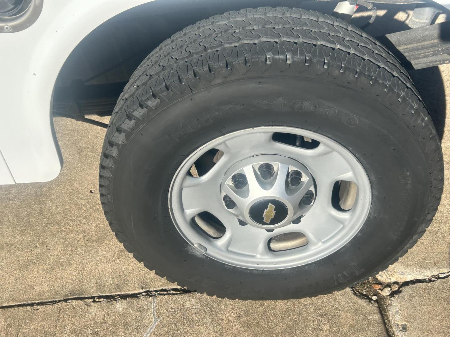 2017 White /Gray Chevrolet Silverado 2500HD (1GC2KUEG6HZ) with an 6.0L V8 OHV 16V FFV engine, 6A transmission, located at 17760 Hwy 62, Morris, OK, 74445, (918) 733-4887, 35.609104, -95.877060 - 2017 CHEVY SILVERADO 2500 HD 4WD BI-FUEL SYSTEM THAT RUNS ON CNG OR GASOLINE WITH 6.0L V8 ENIGINE. IT FEATURES POWER LOCKS, POWER WINDOWS, MANUAL SEATS, LEATHER INTERIOR, CRUSIE CONTROL, TRACTION CONTROL, TRAILER BRAKES, AM/FM RADIO, NO BACK SEAT HAS OPEN TOOL BOX, TOOL BED, AND RIDGID PIPE VISE. ON - Photo#29