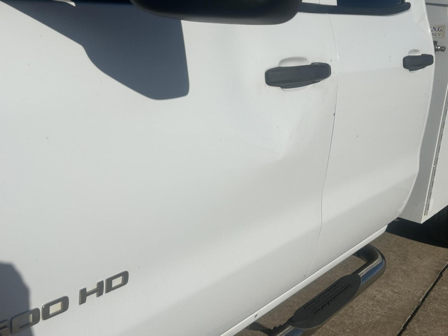 2017 White /Gray Chevrolet Silverado 2500HD (1GC2KUEG6HZ) with an 6.0L V8 OHV 16V FFV engine, 6A transmission, located at 17760 Hwy 62, Morris, OK, 74445, (918) 733-4887, 35.609104, -95.877060 - 2017 CHEVY SILVERADO 2500 HD 4WD BI-FUEL SYSTEM THAT RUNS ON CNG OR GASOLINE WITH 6.0L V8 ENIGINE. IT FEATURES POWER LOCKS, POWER WINDOWS, MANUAL SEATS, LEATHER INTERIOR, CRUSIE CONTROL, TRACTION CONTROL, TRAILER BRAKES, AM/FM RADIO, NO BACK SEAT HAS OPEN TOOL BOX, TOOL BED, AND RIDGID PIPE VISE. ON - Photo#32