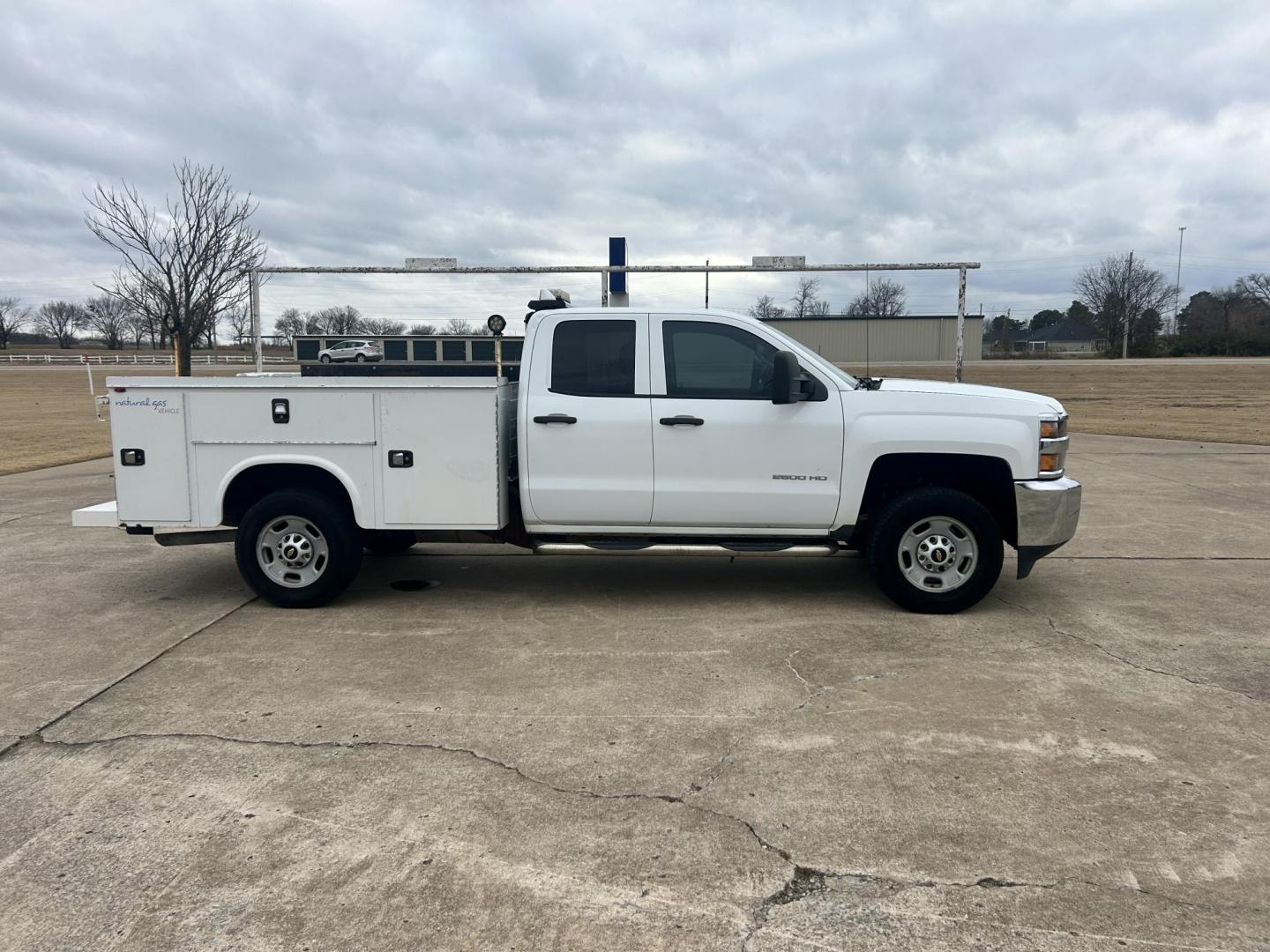 2017 White /Gray Chevrolet Silverado 2500HD 2500 HD (1GC2CUEG1HZ) with an 6.0L V8 OHV 16V FFV engine, 6A transmission, located at 17760 Hwy 62, Morris, OK, 74445, (918) 733-4887, 35.609104, -95.877060 - 2017 CHEVY SILVERADO 2500 HD 2WD BI-FUEL SYSTEM THAT RUNS ON CNG OR GASOLINE WITH 6.0L V8 ENIGINE. IT FEATURES POWER LOCKS, POWER WINDOWS, MANUAL SEATS, LEATHER INTERIOR, CRUSIE CONTROL, TRACTION CONTROL, TRAILER BRAKES, AM/FM RADIO, BACKUP CAMERA, NO BACK SEAT HAS OPEN TOOL BOX, AND TOOL BED.***HA - Photo#3