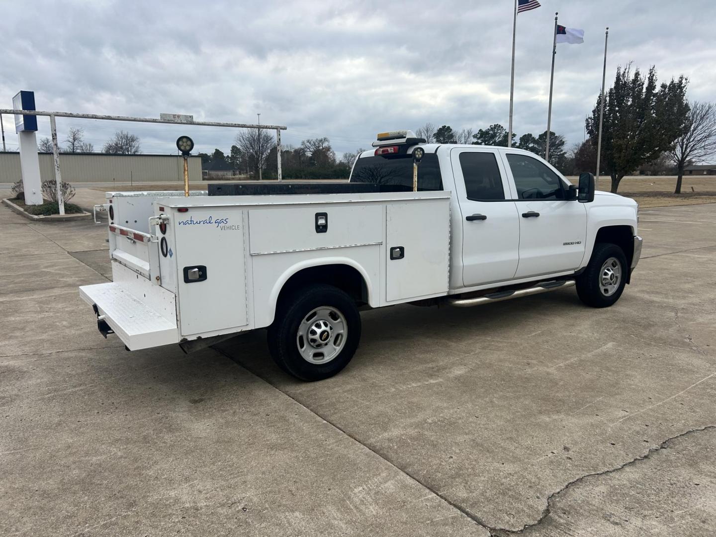 2017 White /Gray Chevrolet Silverado 2500HD 2500 HD (1GC2CUEG1HZ) with an 6.0L V8 OHV 16V FFV engine, 6A transmission, located at 17760 Hwy 62, Morris, OK, 74445, (918) 733-4887, 35.609104, -95.877060 - 2017 CHEVY SILVERADO 2500 HD 2WD BI-FUEL SYSTEM THAT RUNS ON CNG OR GASOLINE WITH 6.0L V8 ENIGINE. IT FEATURES POWER LOCKS, POWER WINDOWS, MANUAL SEATS, LEATHER INTERIOR, CRUSIE CONTROL, TRACTION CONTROL, TRAILER BRAKES, AM/FM RADIO, BACKUP CAMERA, NO BACK SEAT HAS OPEN TOOL BOX, AND TOOL BED.***HA - Photo#4