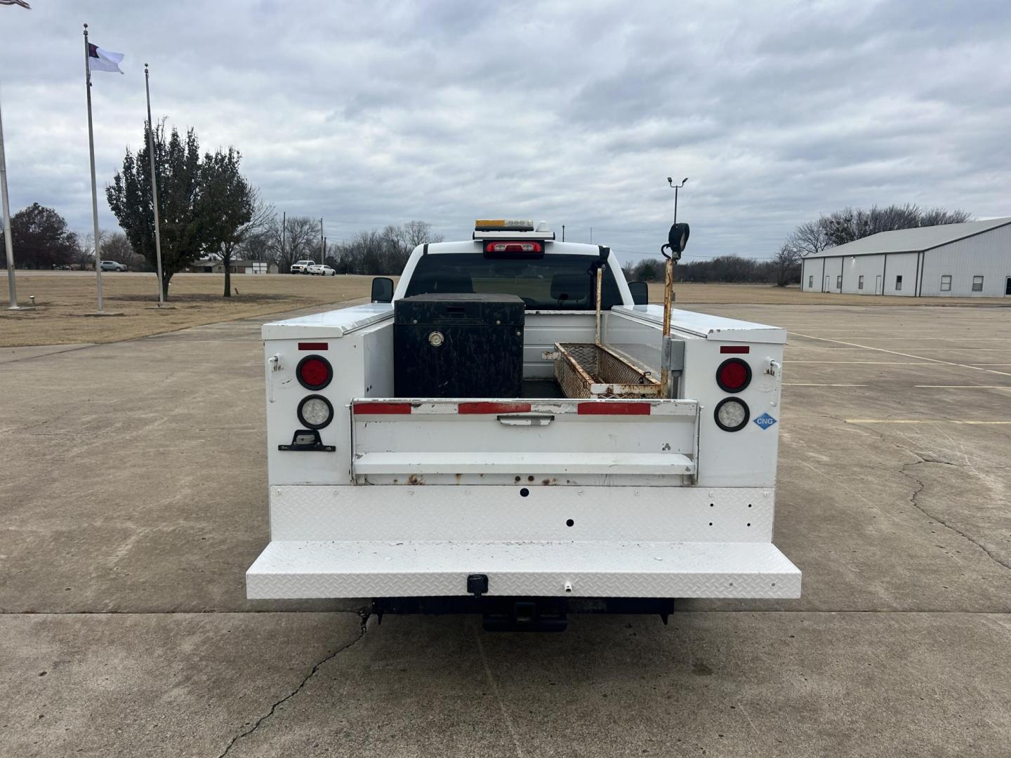 2017 White /Gray Chevrolet Silverado 2500HD 2500 HD (1GC2CUEG1HZ) with an 6.0L V8 OHV 16V FFV engine, 6A transmission, located at 17760 Hwy 62, Morris, OK, 74445, (918) 733-4887, 35.609104, -95.877060 - 2017 CHEVY SILVERADO 2500 HD 2WD BI-FUEL SYSTEM THAT RUNS ON CNG OR GASOLINE WITH 6.0L V8 ENIGINE. IT FEATURES POWER LOCKS, POWER WINDOWS, MANUAL SEATS, LEATHER INTERIOR, CRUSIE CONTROL, TRACTION CONTROL, TRAILER BRAKES, AM/FM RADIO, BACKUP CAMERA, NO BACK SEAT HAS OPEN TOOL BOX, AND TOOL BED.***HA - Photo#5