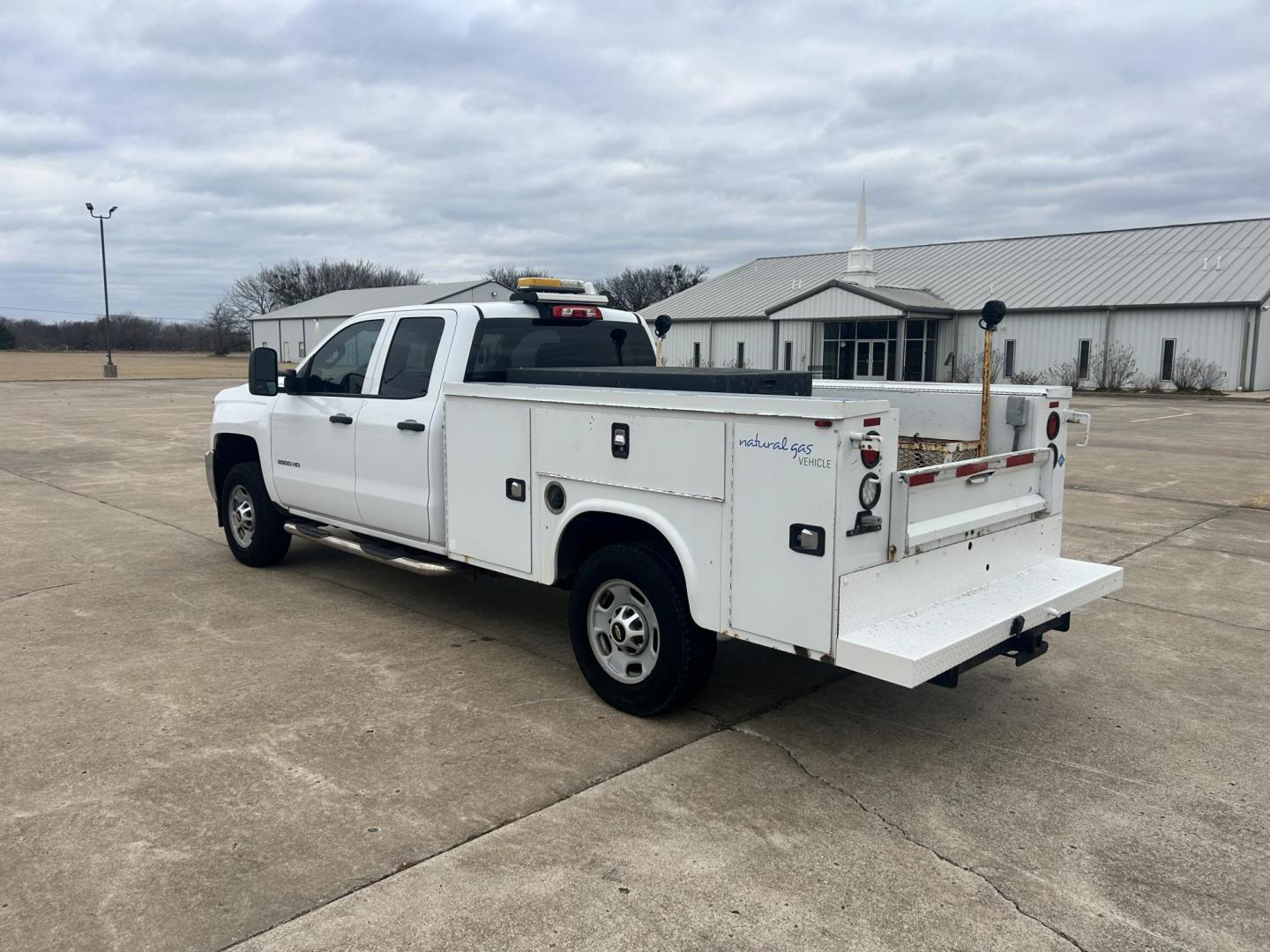 2017 White /Gray Chevrolet Silverado 2500HD 2500 HD (1GC2CUEG1HZ) with an 6.0L V8 OHV 16V FFV engine, 6A transmission, located at 17760 Hwy 62, Morris, OK, 74445, (918) 733-4887, 35.609104, -95.877060 - 2017 CHEVY SILVERADO 2500 HD 2WD BI-FUEL SYSTEM THAT RUNS ON CNG OR GASOLINE WITH 6.0L V8 ENIGINE. IT FEATURES POWER LOCKS, POWER WINDOWS, MANUAL SEATS, LEATHER INTERIOR, CRUSIE CONTROL, TRACTION CONTROL, TRAILER BRAKES, AM/FM RADIO, BACKUP CAMERA, NO BACK SEAT HAS OPEN TOOL BOX, AND TOOL BED.***HA - Photo#6