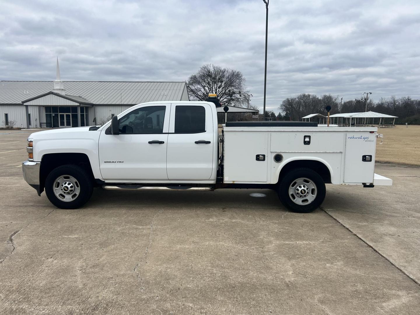 2017 White /Gray Chevrolet Silverado 2500HD 2500 HD (1GC2CUEG1HZ) with an 6.0L V8 OHV 16V FFV engine, 6A transmission, located at 17760 Hwy 62, Morris, OK, 74445, (918) 733-4887, 35.609104, -95.877060 - 2017 CHEVY SILVERADO 2500 HD 2WD BI-FUEL SYSTEM THAT RUNS ON CNG OR GASOLINE WITH 6.0L V8 ENIGINE. IT FEATURES POWER LOCKS, POWER WINDOWS, MANUAL SEATS, LEATHER INTERIOR, CRUSIE CONTROL, TRACTION CONTROL, TRAILER BRAKES, AM/FM RADIO, BACKUP CAMERA, NO BACK SEAT HAS OPEN TOOL BOX, AND TOOL BED.***HA - Photo#7