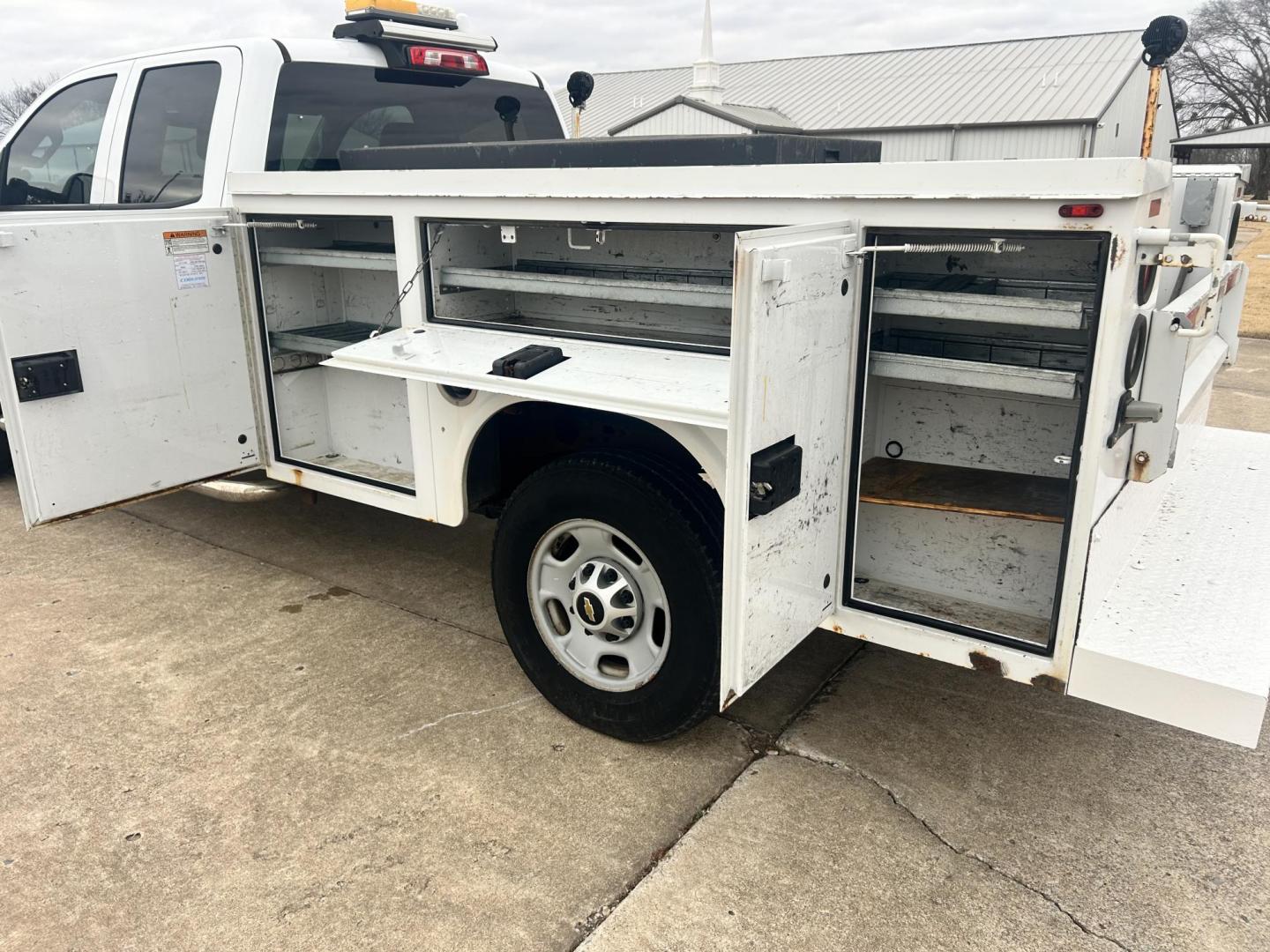 2017 White /Gray Chevrolet Silverado 2500HD 2500 HD (1GC2CUEG1HZ) with an 6.0L V8 OHV 16V FFV engine, 6A transmission, located at 17760 Hwy 62, Morris, OK, 74445, (918) 733-4887, 35.609104, -95.877060 - 2017 CHEVY SILVERADO 2500 HD 2WD BI-FUEL SYSTEM THAT RUNS ON CNG OR GASOLINE WITH 6.0L V8 ENIGINE. IT FEATURES POWER LOCKS, POWER WINDOWS, MANUAL SEATS, LEATHER INTERIOR, CRUSIE CONTROL, TRACTION CONTROL, TRAILER BRAKES, AM/FM RADIO, BACKUP CAMERA, NO BACK SEAT HAS OPEN TOOL BOX, AND TOOL BED.***HA - Photo#18