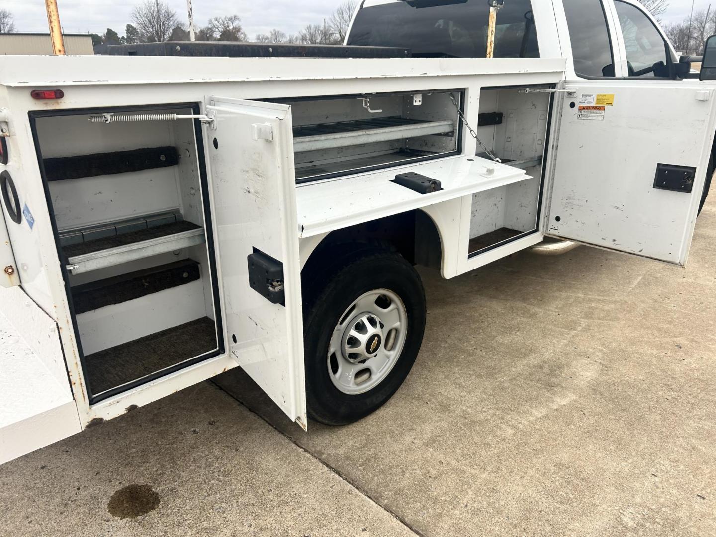 2017 White /Gray Chevrolet Silverado 2500HD 2500 HD (1GC2CUEG1HZ) with an 6.0L V8 OHV 16V FFV engine, 6A transmission, located at 17760 Hwy 62, Morris, OK, 74445, (918) 733-4887, 35.609104, -95.877060 - 2017 CHEVY SILVERADO 2500 HD 2WD BI-FUEL SYSTEM THAT RUNS ON CNG OR GASOLINE WITH 6.0L V8 ENIGINE. IT FEATURES POWER LOCKS, POWER WINDOWS, MANUAL SEATS, LEATHER INTERIOR, CRUSIE CONTROL, TRACTION CONTROL, TRAILER BRAKES, AM/FM RADIO, BACKUP CAMERA, NO BACK SEAT HAS OPEN TOOL BOX, AND TOOL BED.***HA - Photo#19