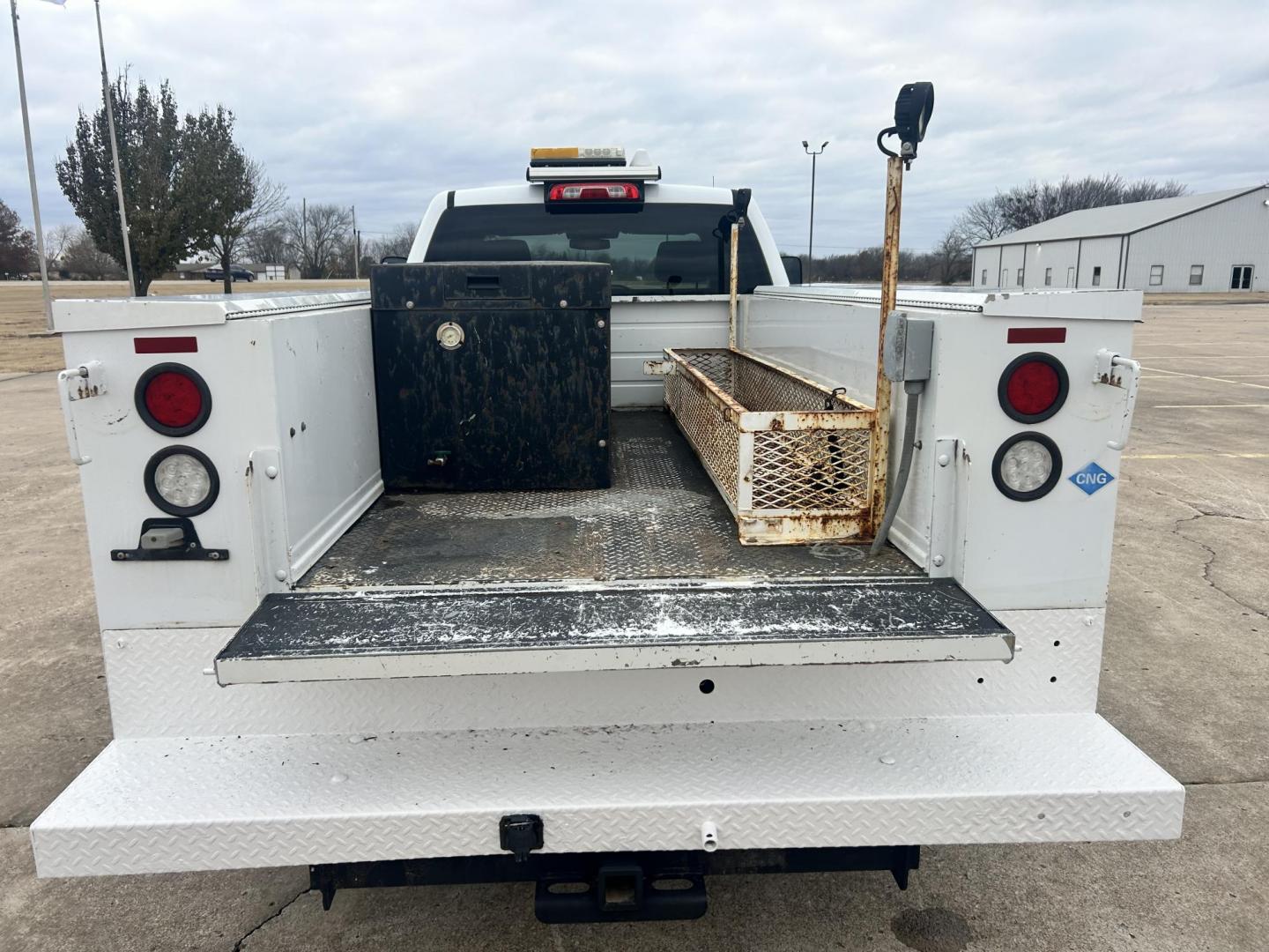 2017 White /Gray Chevrolet Silverado 2500HD 2500 HD (1GC2CUEG1HZ) with an 6.0L V8 OHV 16V FFV engine, 6A transmission, located at 17760 Hwy 62, Morris, OK, 74445, (918) 733-4887, 35.609104, -95.877060 - 2017 CHEVY SILVERADO 2500 HD 2WD BI-FUEL SYSTEM THAT RUNS ON CNG OR GASOLINE WITH 6.0L V8 ENIGINE. IT FEATURES POWER LOCKS, POWER WINDOWS, MANUAL SEATS, LEATHER INTERIOR, CRUSIE CONTROL, TRACTION CONTROL, TRAILER BRAKES, AM/FM RADIO, BACKUP CAMERA, NO BACK SEAT HAS OPEN TOOL BOX, AND TOOL BED.***HA - Photo#20