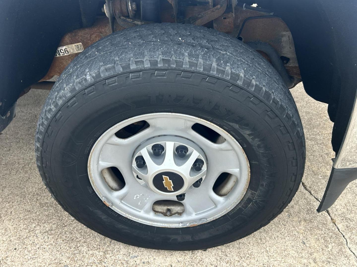 2017 White /Gray Chevrolet Silverado 2500HD 2500 HD (1GC2CUEG1HZ) with an 6.0L V8 OHV 16V FFV engine, 6A transmission, located at 17760 Hwy 62, Morris, OK, 74445, (918) 733-4887, 35.609104, -95.877060 - 2017 CHEVY SILVERADO 2500 HD 2WD BI-FUEL SYSTEM THAT RUNS ON CNG OR GASOLINE WITH 6.0L V8 ENIGINE. IT FEATURES POWER LOCKS, POWER WINDOWS, MANUAL SEATS, LEATHER INTERIOR, CRUSIE CONTROL, TRACTION CONTROL, TRAILER BRAKES, AM/FM RADIO, BACKUP CAMERA, NO BACK SEAT HAS OPEN TOOL BOX, AND TOOL BED.***HA - Photo#24