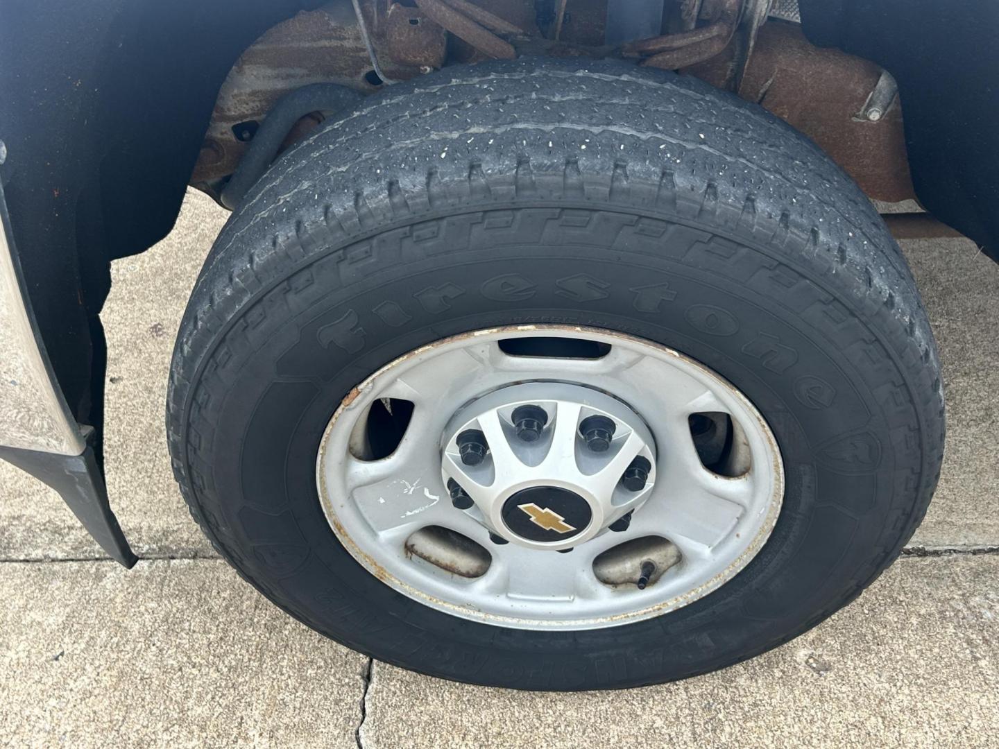 2017 White /Gray Chevrolet Silverado 2500HD 2500 HD (1GC2CUEG1HZ) with an 6.0L V8 OHV 16V FFV engine, 6A transmission, located at 17760 Hwy 62, Morris, OK, 74445, (918) 733-4887, 35.609104, -95.877060 - 2017 CHEVY SILVERADO 2500 HD 2WD BI-FUEL SYSTEM THAT RUNS ON CNG OR GASOLINE WITH 6.0L V8 ENIGINE. IT FEATURES POWER LOCKS, POWER WINDOWS, MANUAL SEATS, LEATHER INTERIOR, CRUSIE CONTROL, TRACTION CONTROL, TRAILER BRAKES, AM/FM RADIO, BACKUP CAMERA, NO BACK SEAT HAS OPEN TOOL BOX, AND TOOL BED.***HA - Photo#23