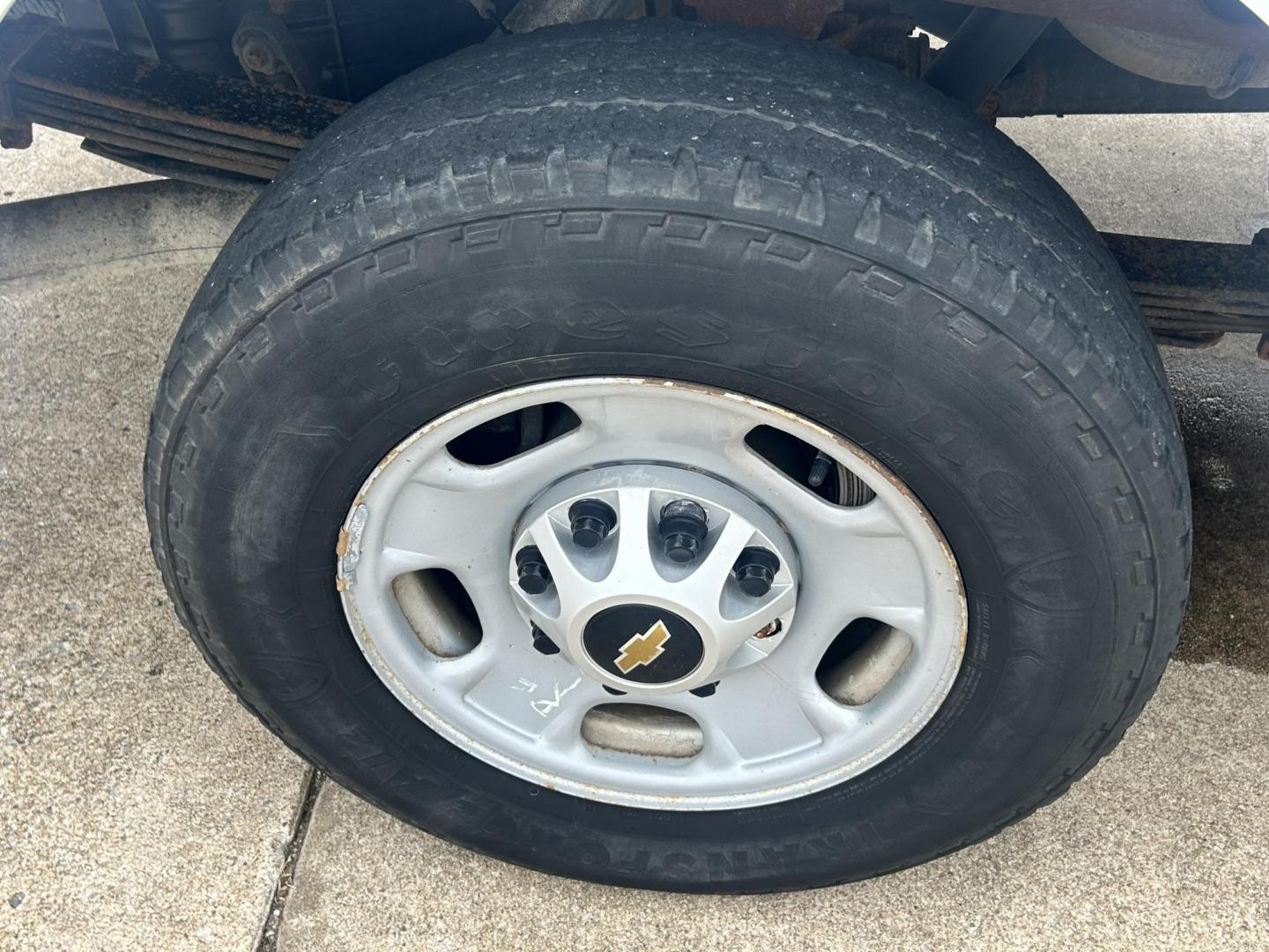 2017 White /Gray Chevrolet Silverado 2500HD 2500 HD (1GC2CUEG1HZ) with an 6.0L V8 OHV 16V FFV engine, 6A transmission, located at 17760 Hwy 62, Morris, OK, 74445, (918) 733-4887, 35.609104, -95.877060 - 2017 CHEVY SILVERADO 2500 HD 2WD BI-FUEL SYSTEM THAT RUNS ON CNG OR GASOLINE WITH 6.0L V8 ENIGINE. IT FEATURES POWER LOCKS, POWER WINDOWS, MANUAL SEATS, LEATHER INTERIOR, CRUSIE CONTROL, TRACTION CONTROL, TRAILER BRAKES, AM/FM RADIO, BACKUP CAMERA, NO BACK SEAT HAS OPEN TOOL BOX, AND TOOL BED.***HA - Photo#25