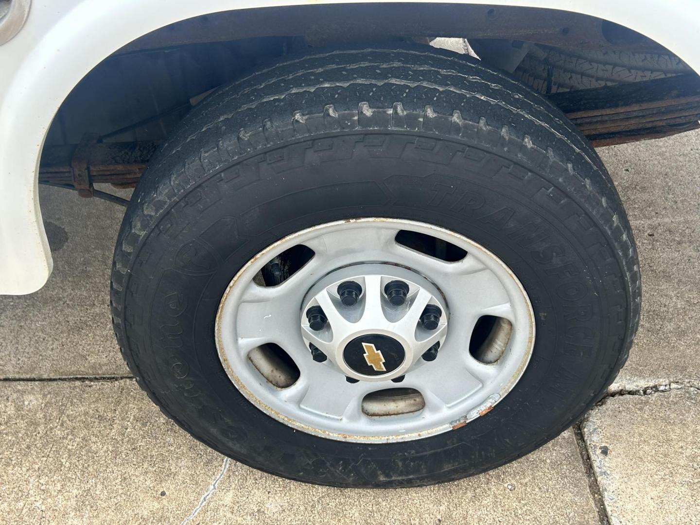 2017 White /Gray Chevrolet Silverado 2500HD 2500 HD (1GC2CUEG1HZ) with an 6.0L V8 OHV 16V FFV engine, 6A transmission, located at 17760 Hwy 62, Morris, OK, 74445, (918) 733-4887, 35.609104, -95.877060 - 2017 CHEVY SILVERADO 2500 HD 2WD BI-FUEL SYSTEM THAT RUNS ON CNG OR GASOLINE WITH 6.0L V8 ENIGINE. IT FEATURES POWER LOCKS, POWER WINDOWS, MANUAL SEATS, LEATHER INTERIOR, CRUSIE CONTROL, TRACTION CONTROL, TRAILER BRAKES, AM/FM RADIO, BACKUP CAMERA, NO BACK SEAT HAS OPEN TOOL BOX, AND TOOL BED.***HA - Photo#26