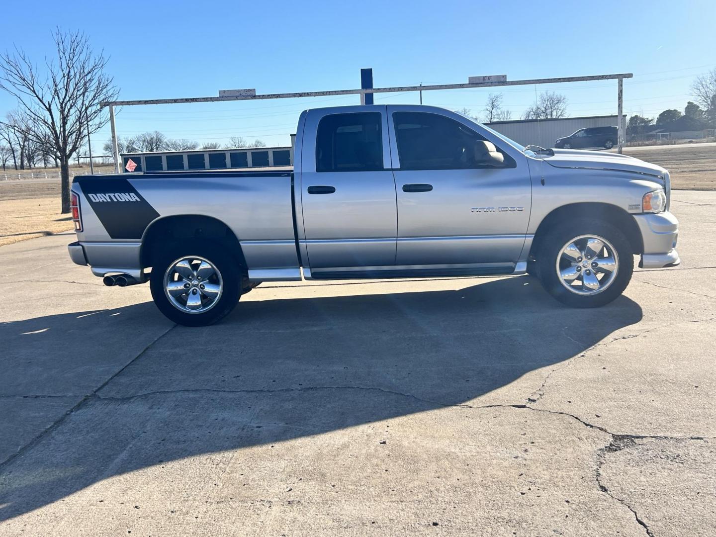 2005 Silver /BLACK Dodge Ram 1500 SLT (1D7HU18D05J) with an 5.7L V8 OHV 16V engine, 5-Speed Automatic Overdrive transmission, located at 17760 Hwy 62, Morris, OK, 74445, (918) 733-4887, 35.609104, -95.877060 - 2005 DODGE RAM DAYTONA 1500 4WD HAS THE 5.7L V8 HEMI ENGINE. IT FEATURES POWER WINDOWS, POWER LOCK, POWER MIRRORS, POWER SEATS, CLOTH SEATS, AM/FM RADIO, SATELLITE RADIO, BLUETOOTH, APPLE CAR PLAY, BACK UP CAMERA, AND BED LINER. WILD PEAK 275/60R20 TIRES AND ONLY 142,038 MILES. ***HAS LIGHT HAIL D - Photo#3