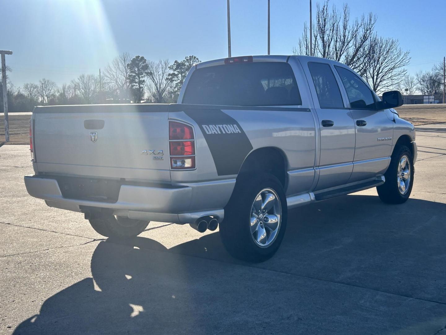 2005 Silver /BLACK Dodge Ram 1500 SLT (1D7HU18D05J) with an 5.7L V8 OHV 16V engine, 5-Speed Automatic Overdrive transmission, located at 17760 Hwy 62, Morris, OK, 74445, (918) 733-4887, 35.609104, -95.877060 - 2005 DODGE RAM DAYTONA 1500 4WD HAS THE 5.7L V8 HEMI ENGINE. IT FEATURES POWER WINDOWS, POWER LOCK, POWER MIRRORS, POWER SEATS, CLOTH SEATS, AM/FM RADIO, SATELLITE RADIO, BLUETOOTH, APPLE CAR PLAY, BACK UP CAMERA, AND BED LINER. WILD PEAK 275/60R20 TIRES AND ONLY 142,038 MILES. ***HAS LIGHT HAIL D - Photo#4