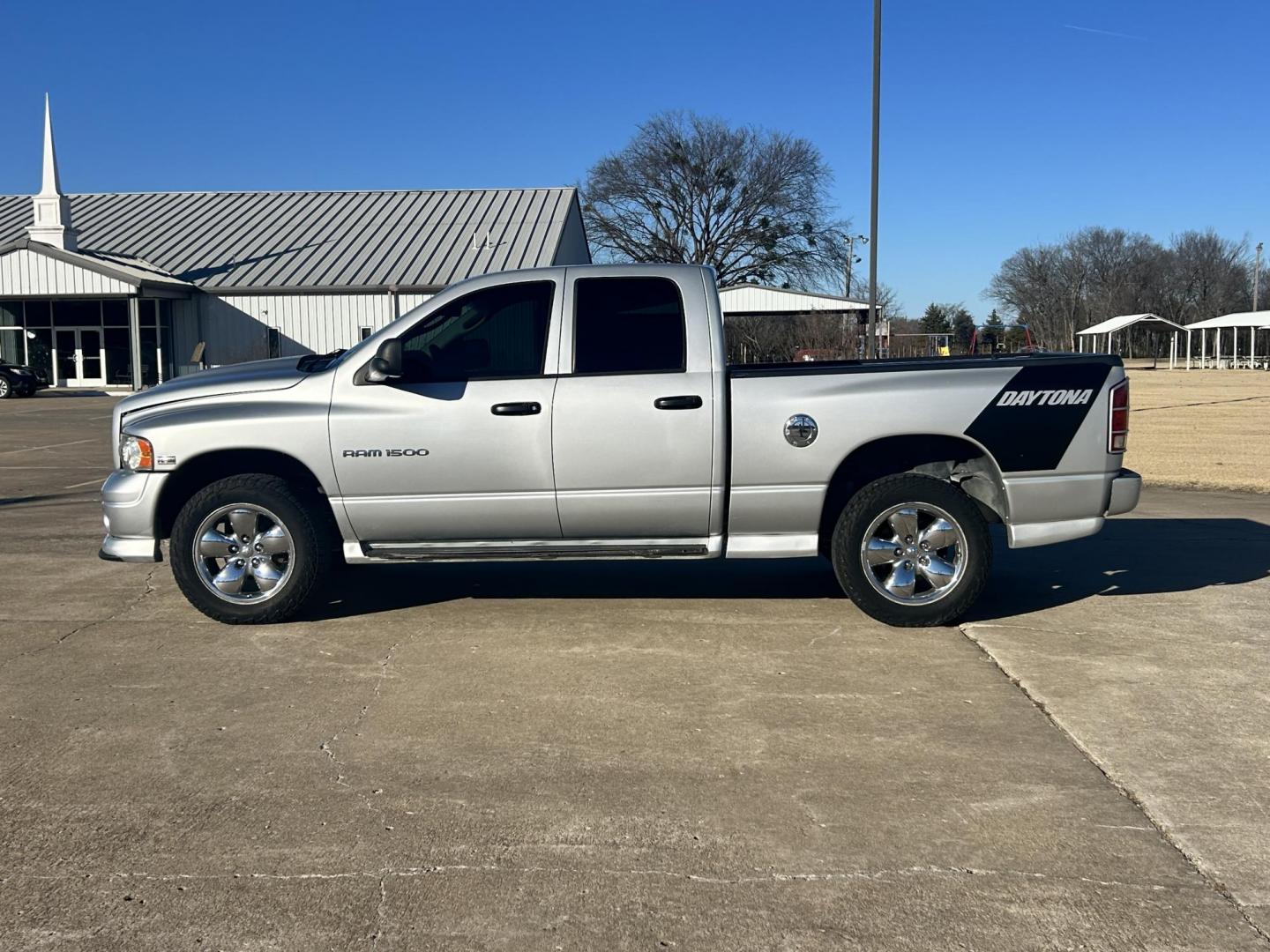 2005 Silver /BLACK Dodge Ram 1500 SLT (1D7HU18D05J) with an 5.7L V8 OHV 16V engine, 5-Speed Automatic Overdrive transmission, located at 17760 Hwy 62, Morris, OK, 74445, (918) 733-4887, 35.609104, -95.877060 - 2005 DODGE RAM DAYTONA 1500 4WD HAS THE 5.7L V8 HEMI ENGINE. IT FEATURES POWER WINDOWS, POWER LOCK, POWER MIRRORS, POWER SEATS, CLOTH SEATS, AM/FM RADIO, SATELLITE RADIO, BLUETOOTH, APPLE CAR PLAY, BACK UP CAMERA, AND BED LINER. WILD PEAK 275/60R20 TIRES AND ONLY 142,038 MILES. ***HAS LIGHT HAIL D - Photo#7